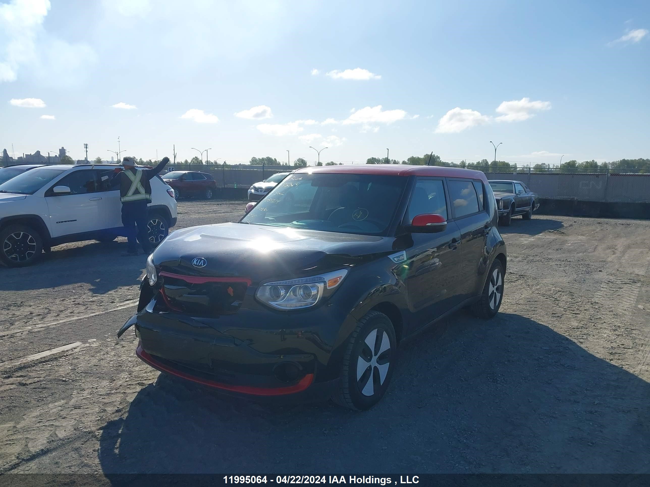 Photo 1 VIN: KNDJP3AE5J7034214 - KIA SOUL EV 