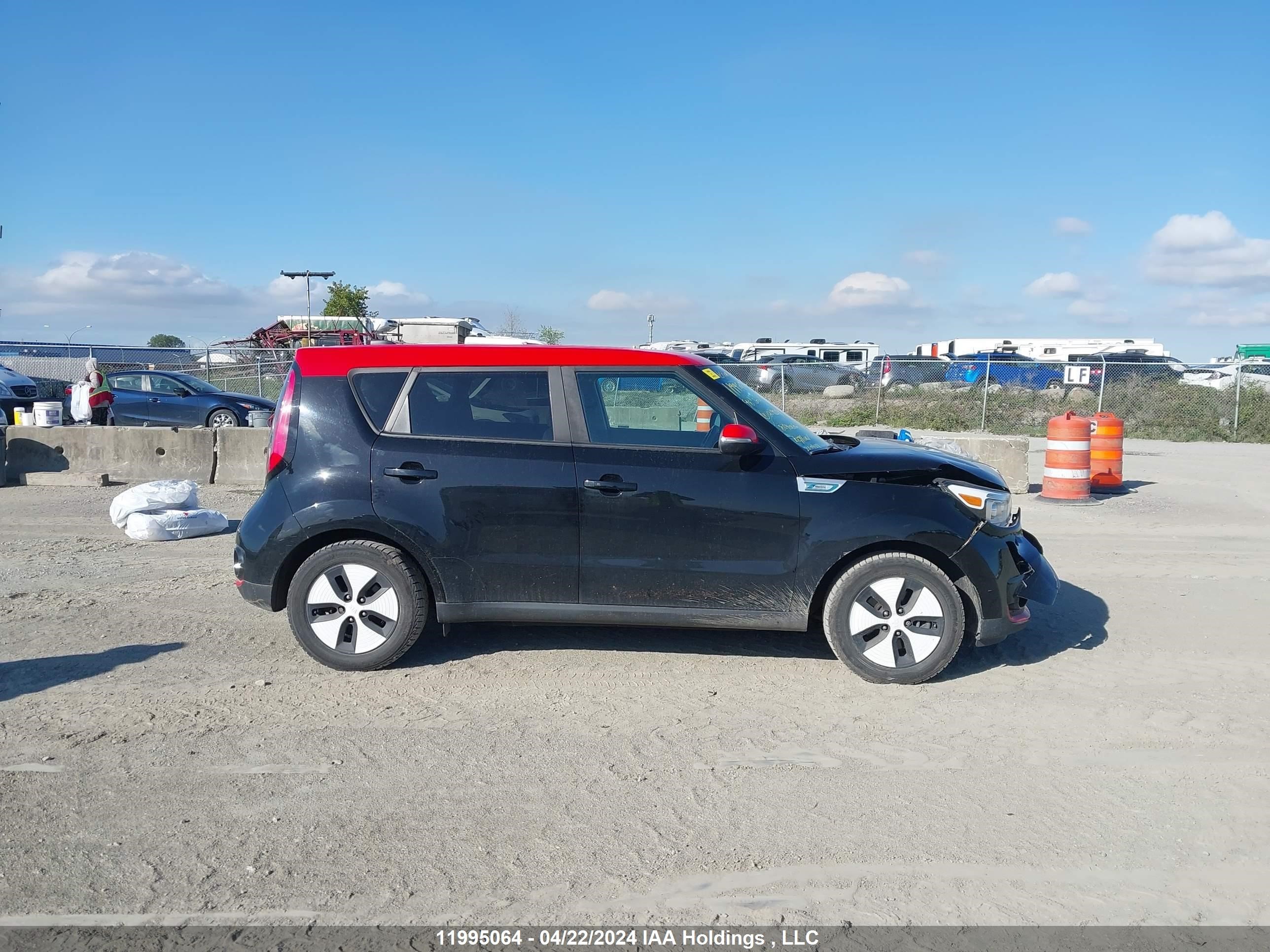 Photo 12 VIN: KNDJP3AE5J7034214 - KIA SOUL EV 