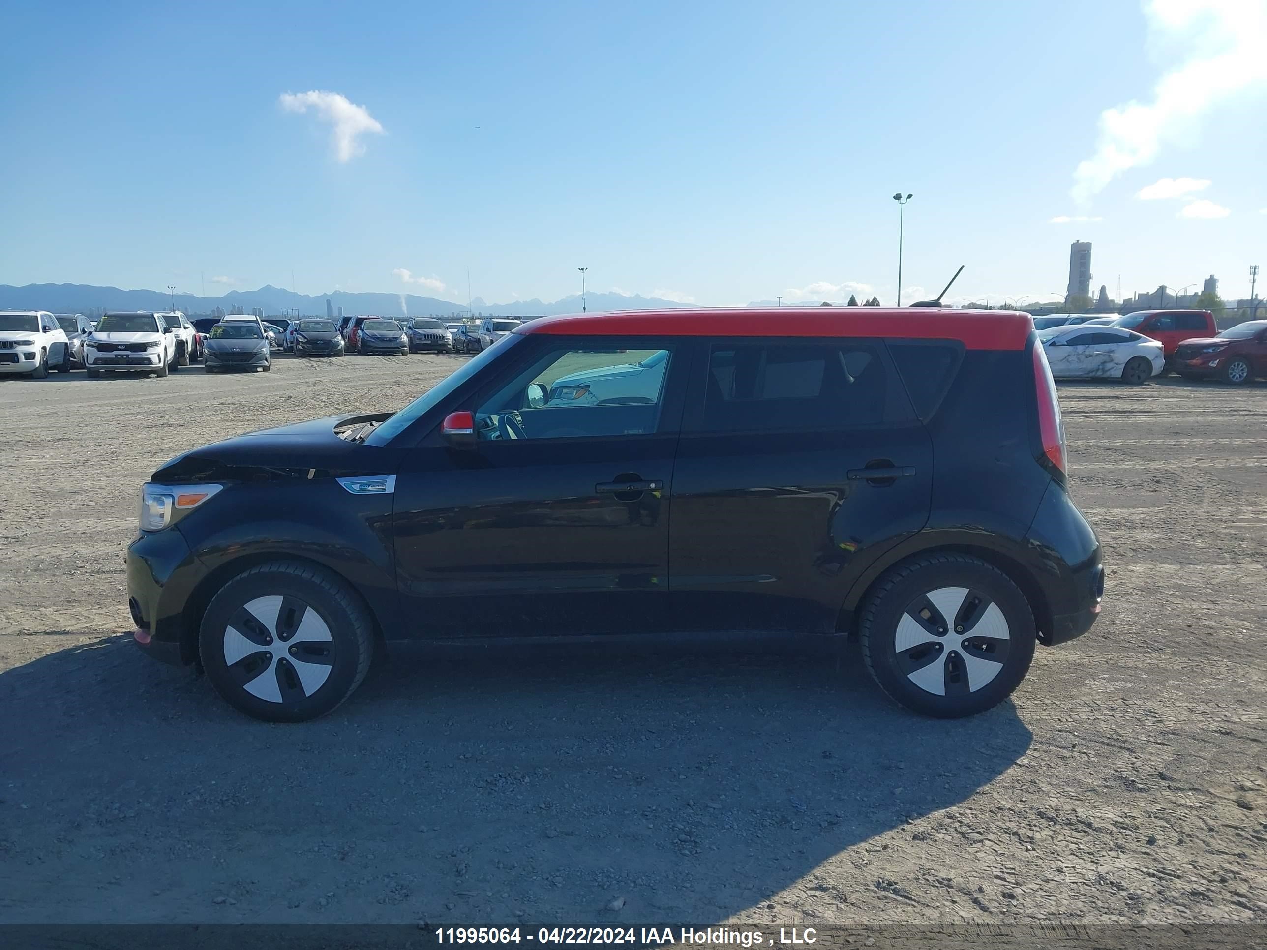 Photo 13 VIN: KNDJP3AE5J7034214 - KIA SOUL EV 