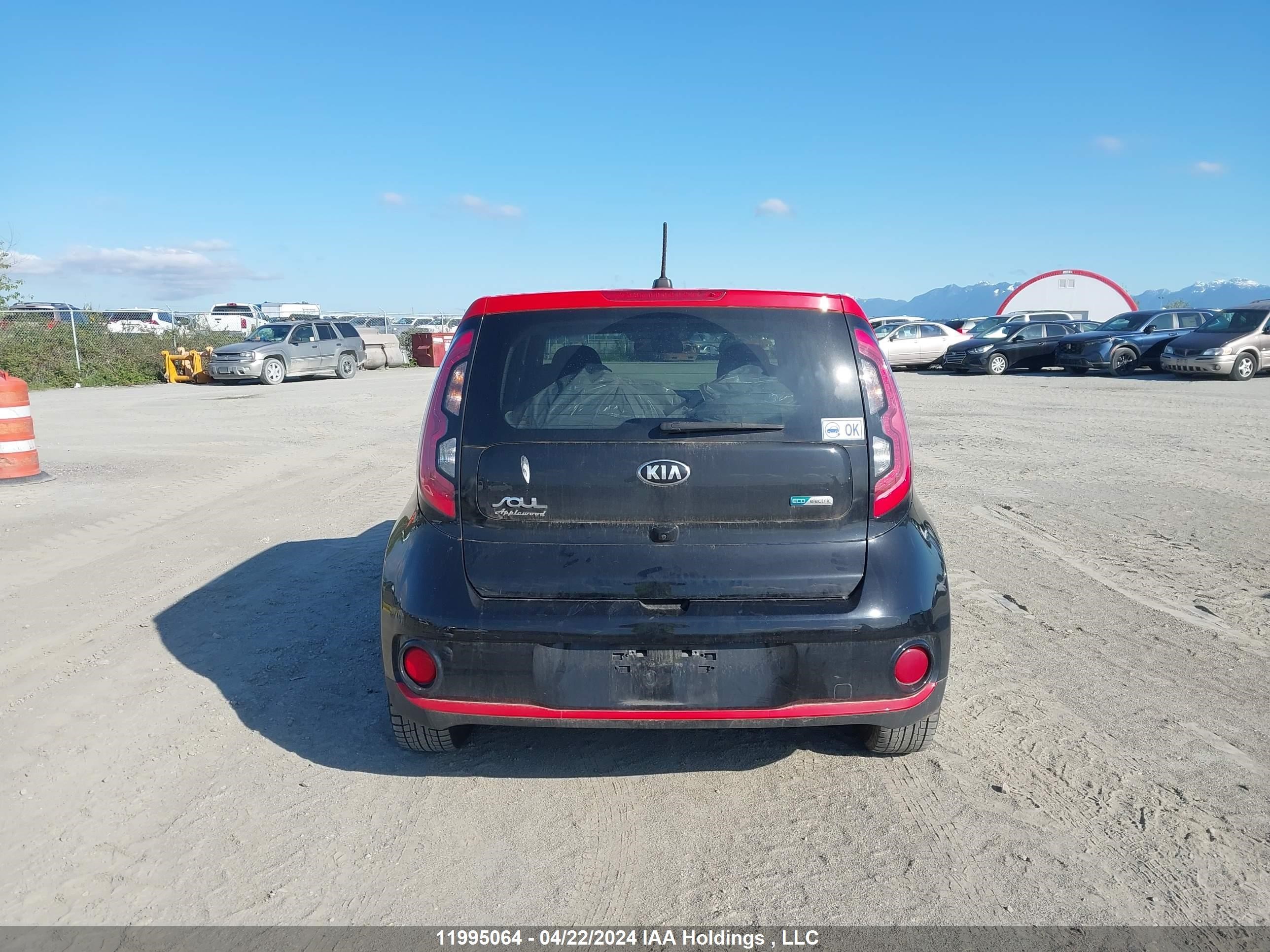 Photo 15 VIN: KNDJP3AE5J7034214 - KIA SOUL EV 