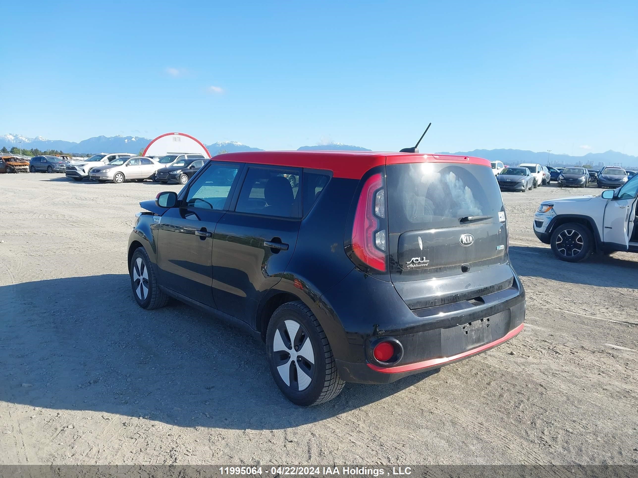 Photo 2 VIN: KNDJP3AE5J7034214 - KIA SOUL EV 