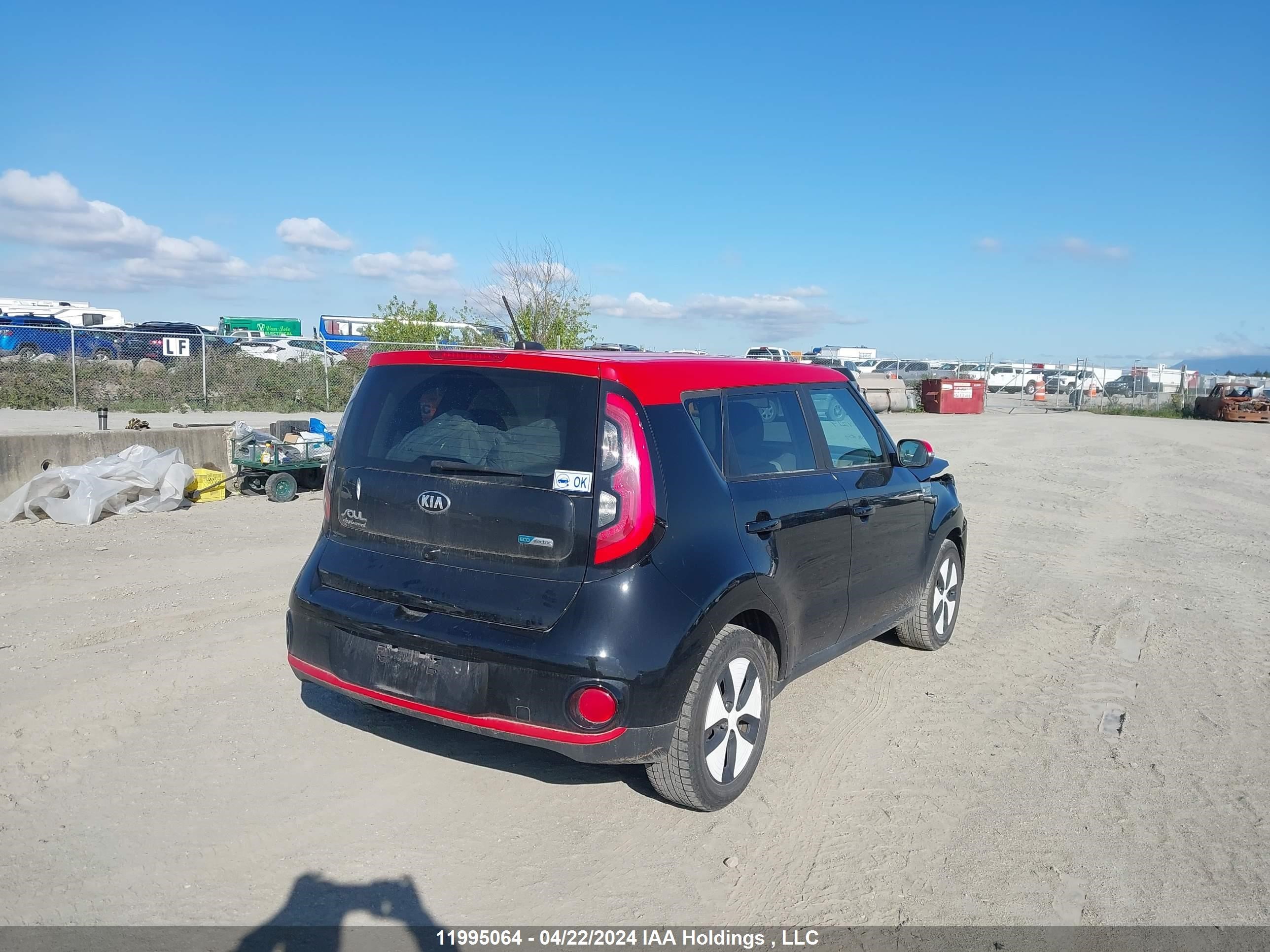 Photo 3 VIN: KNDJP3AE5J7034214 - KIA SOUL EV 