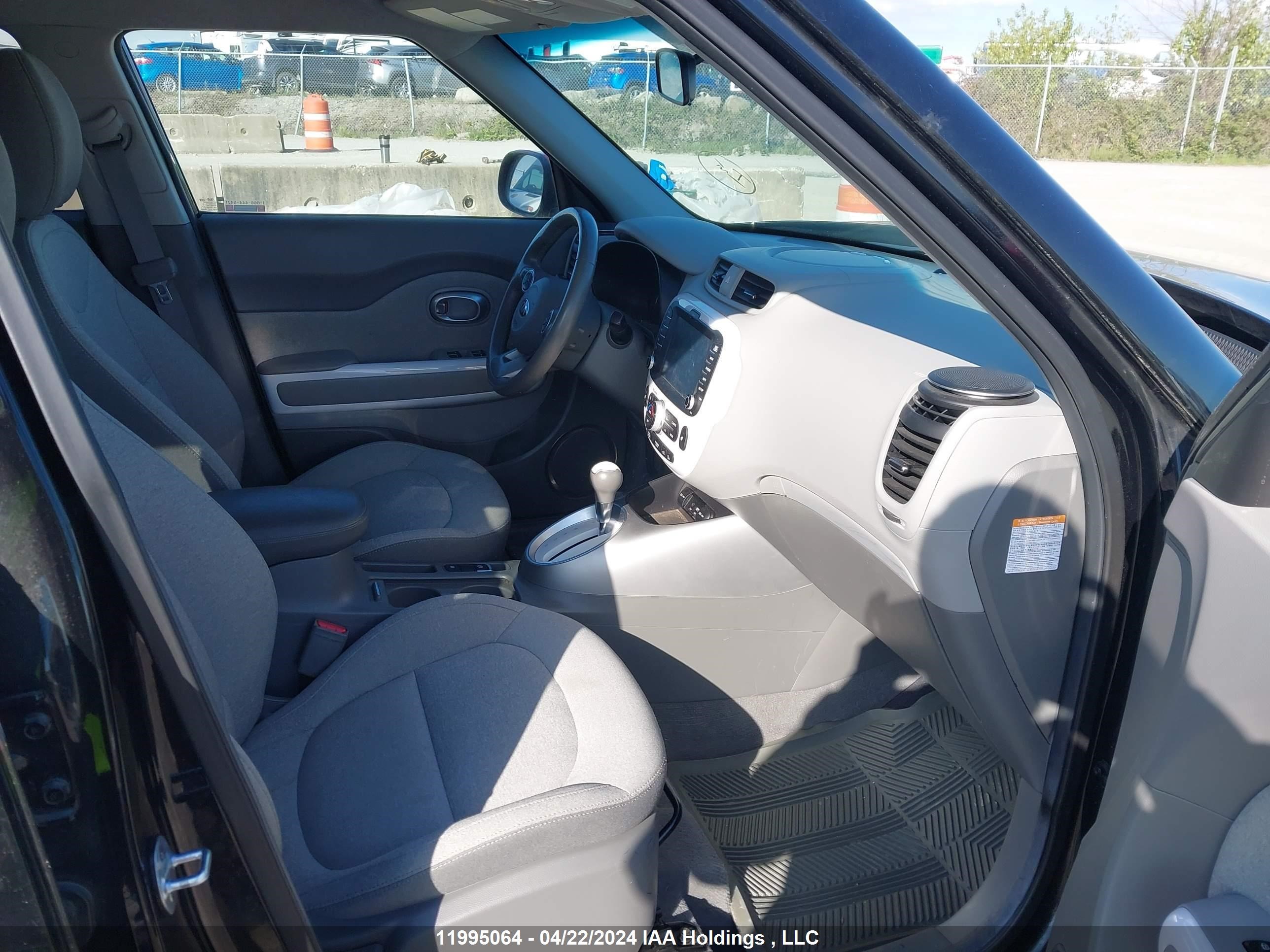 Photo 4 VIN: KNDJP3AE5J7034214 - KIA SOUL EV 