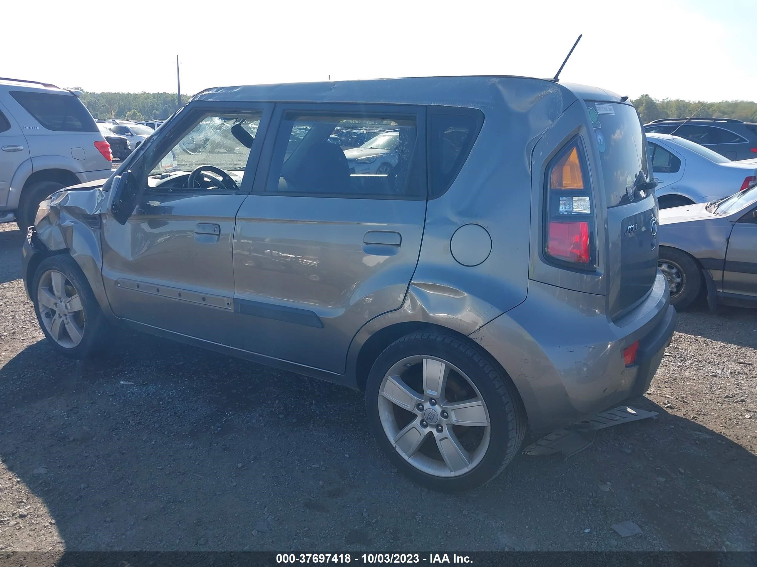 Photo 2 VIN: KNDJT2A21A7175826 - KIA SOUL 