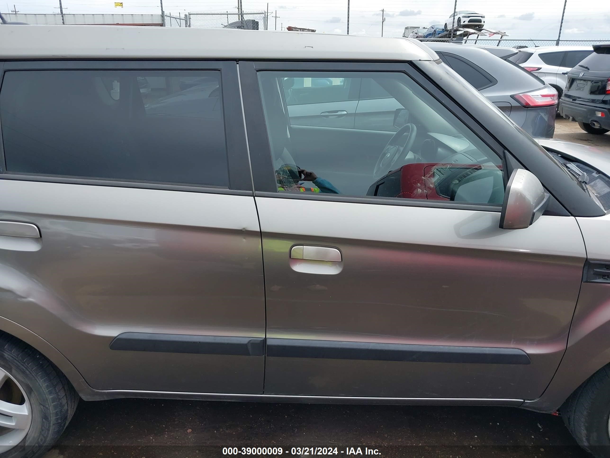 Photo 12 VIN: KNDJT2A26A7095230 - KIA SOUL 