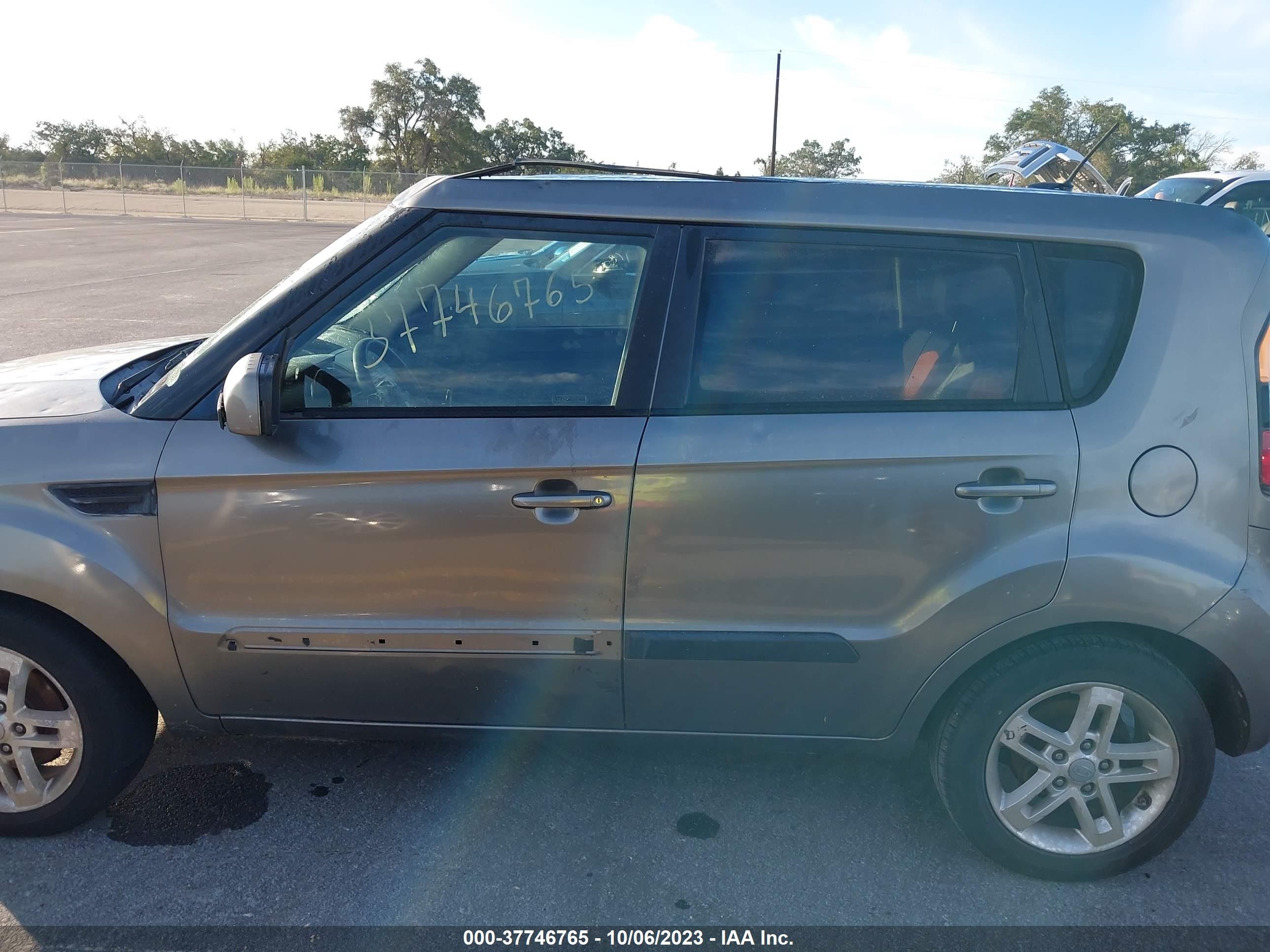 Photo 13 VIN: KNDJT2A26B7229235 - KIA SOUL 