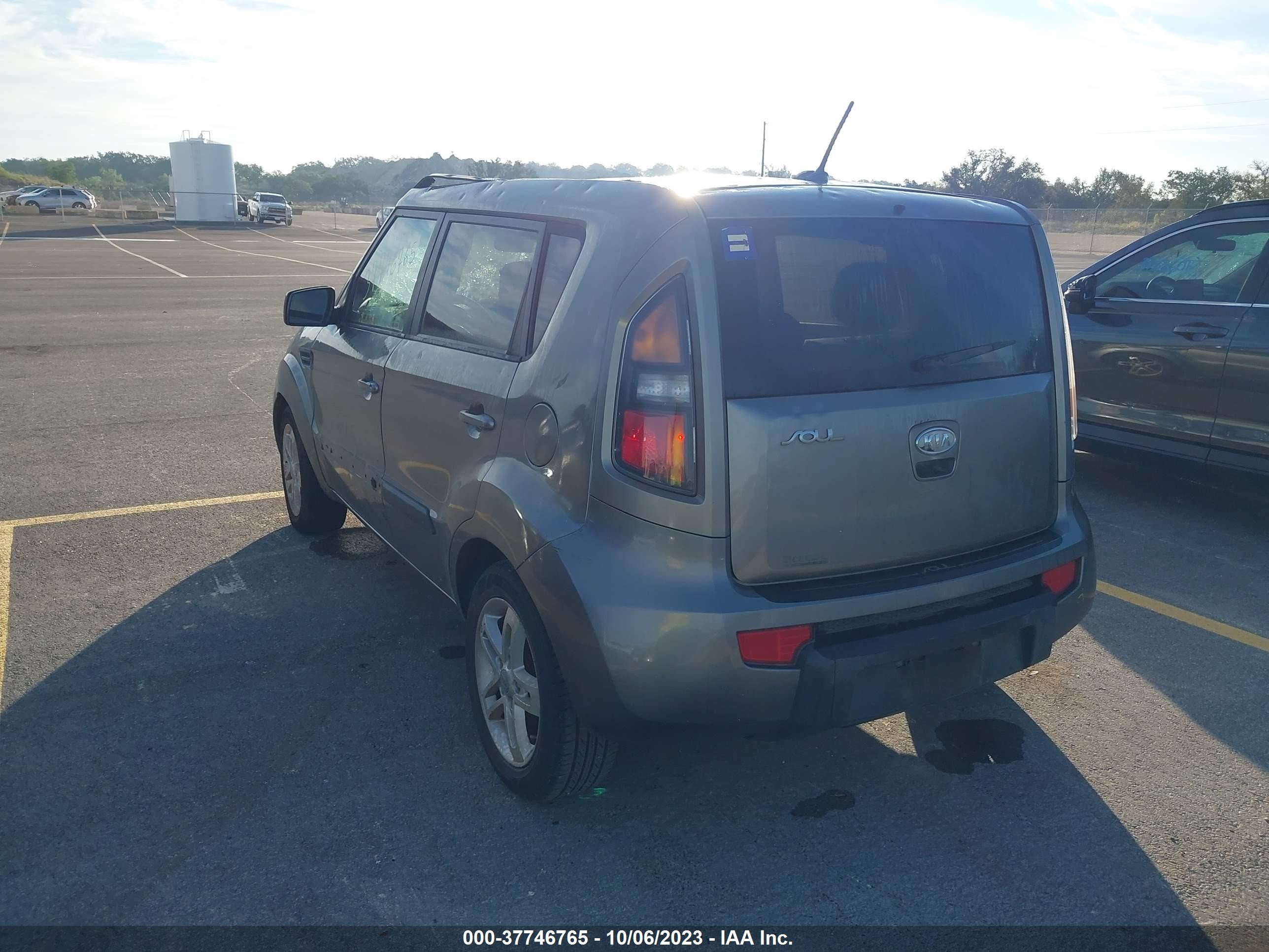 Photo 2 VIN: KNDJT2A26B7229235 - KIA SOUL 