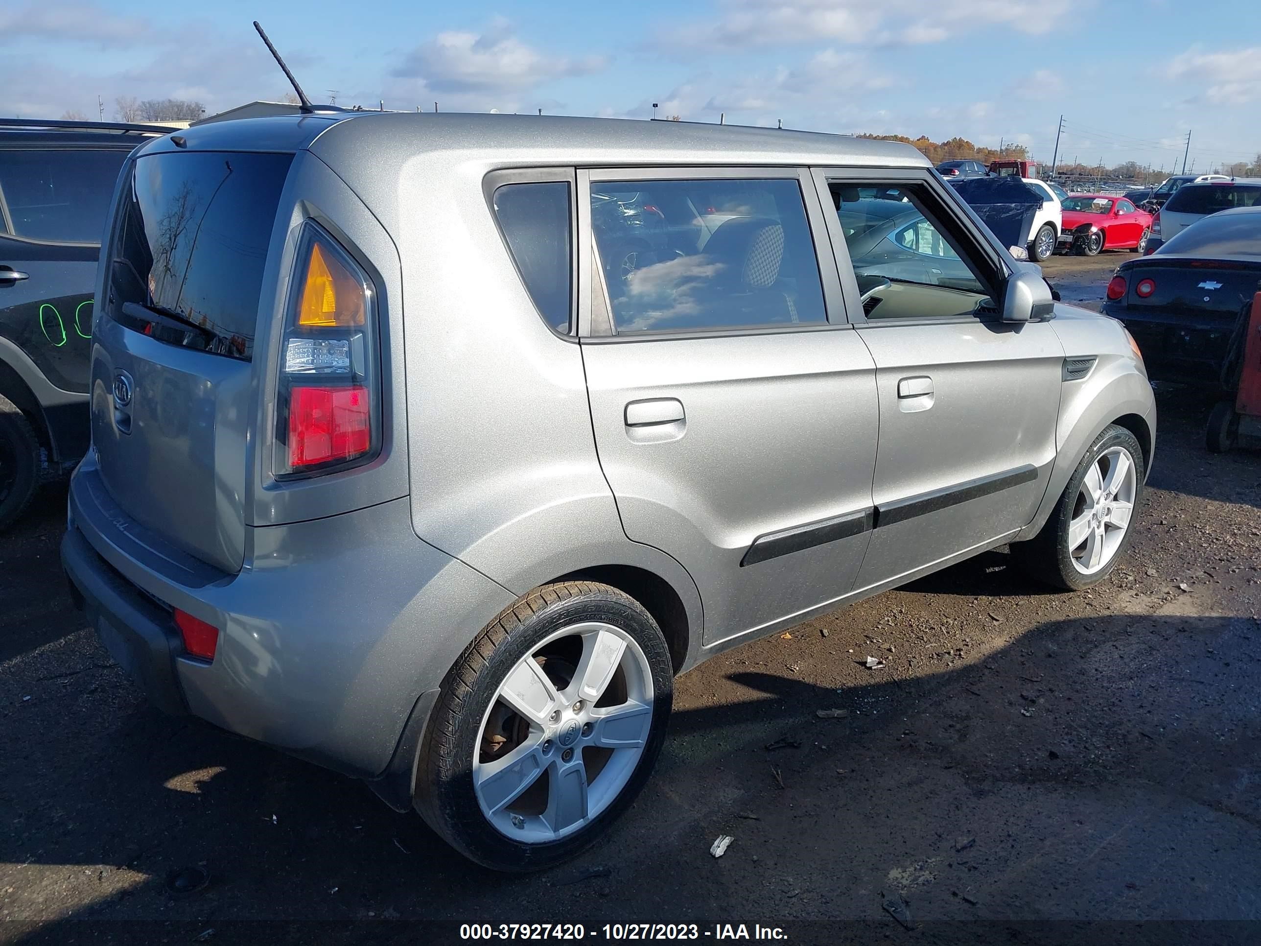 Photo 3 VIN: KNDJT2A28A7176746 - KIA SOUL 