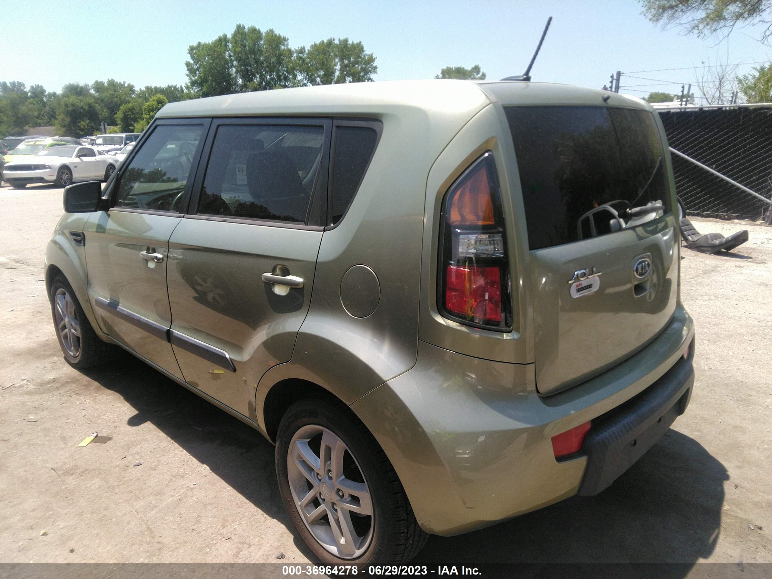 Photo 2 VIN: KNDJT2A29B7310889 - KIA SOUL 