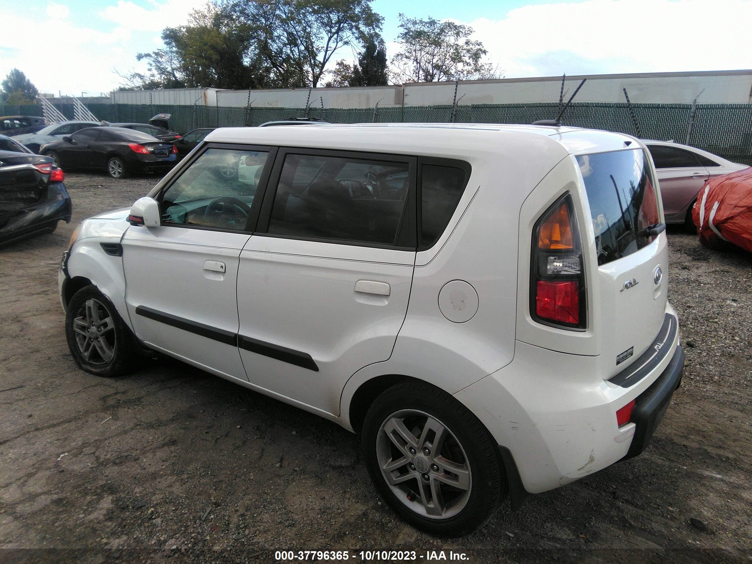 Photo 2 VIN: KNDJT2A2XA7112398 - KIA SOUL 