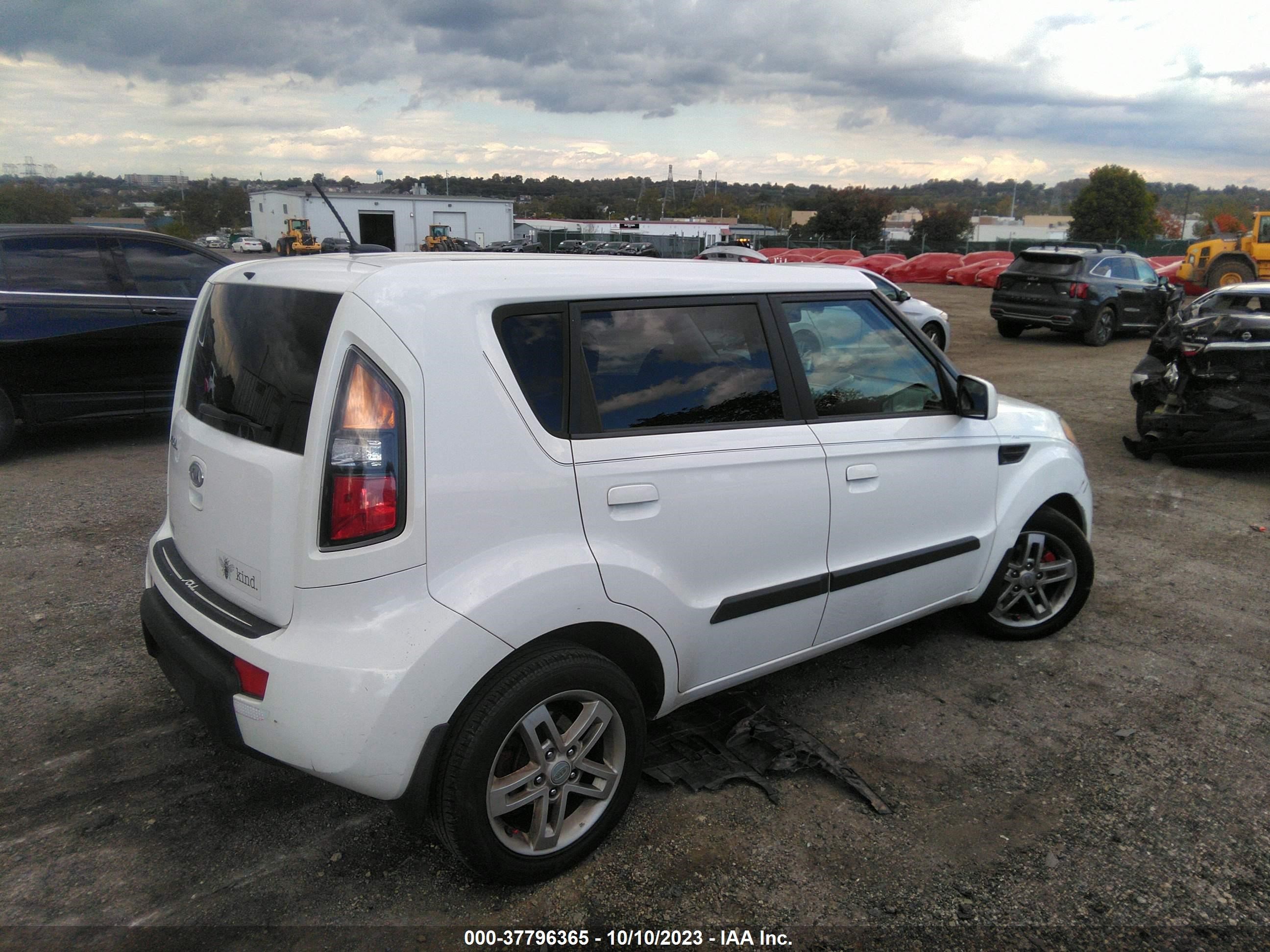 Photo 3 VIN: KNDJT2A2XA7112398 - KIA SOUL 