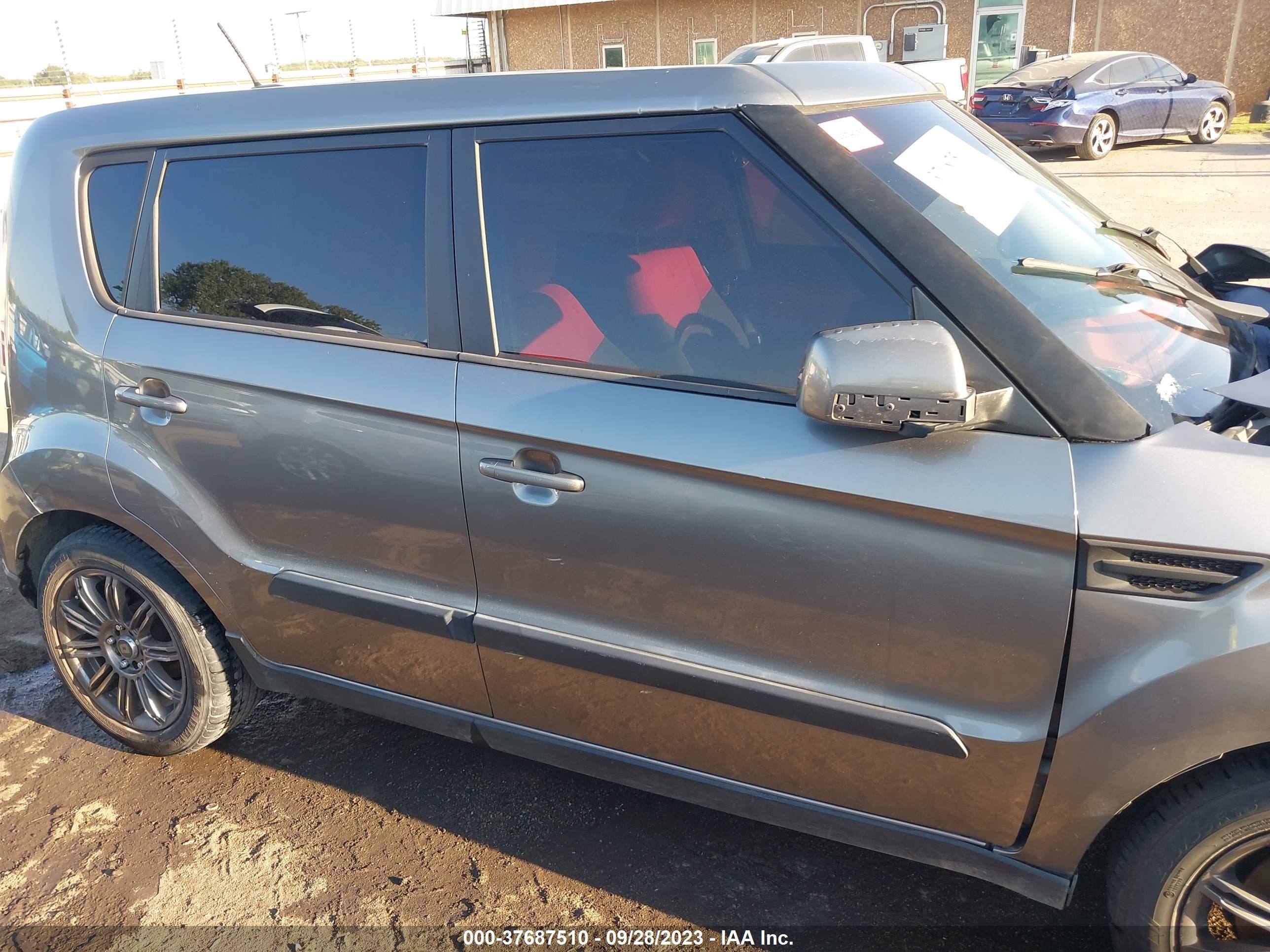 Photo 13 VIN: KNDJT2A2XB7227620 - KIA SOUL 