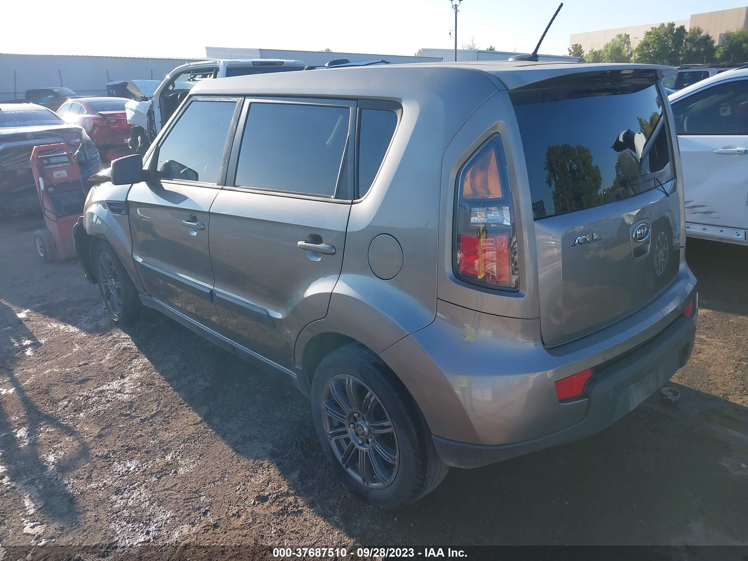 Photo 2 VIN: KNDJT2A2XB7227620 - KIA SOUL 