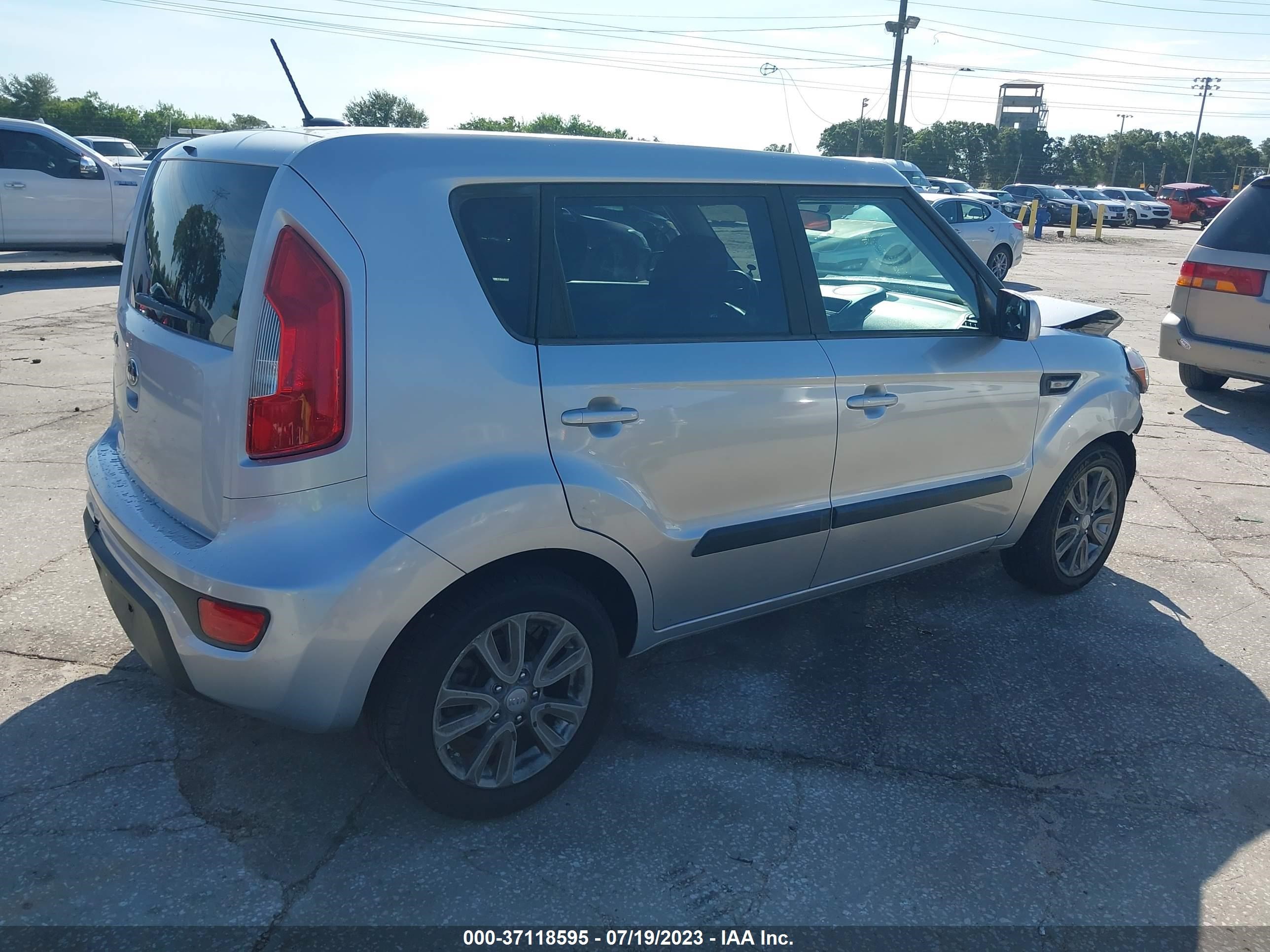 Photo 3 VIN: KNDJT2A5XD7777428 - KIA SOUL 