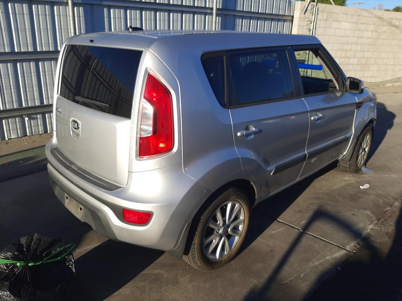 Photo 2 VIN: KNDJT2A60D7570961 - KIA SOUL 