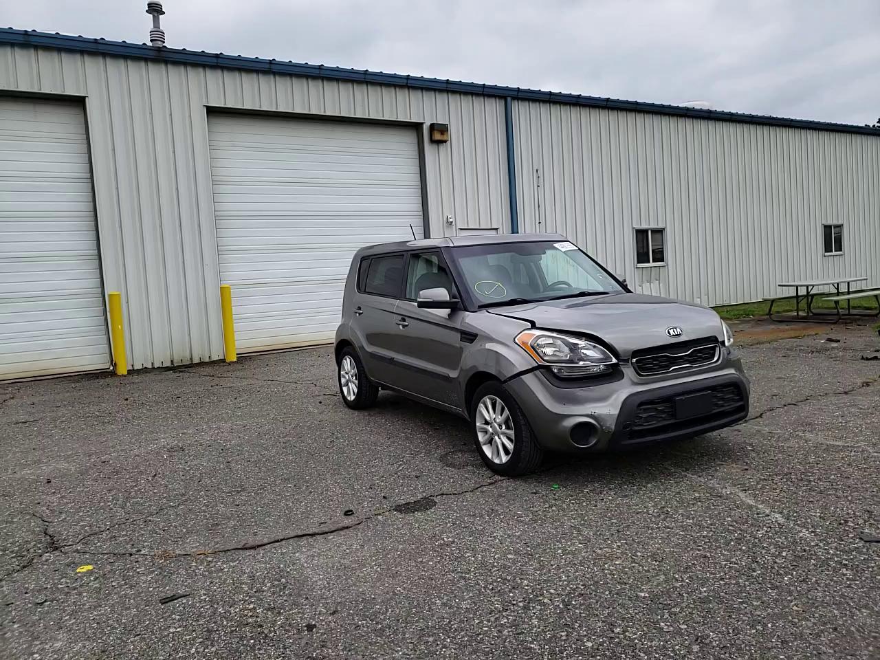 Photo 10 VIN: KNDJT2A62D7519963 - KIA SOUL + 