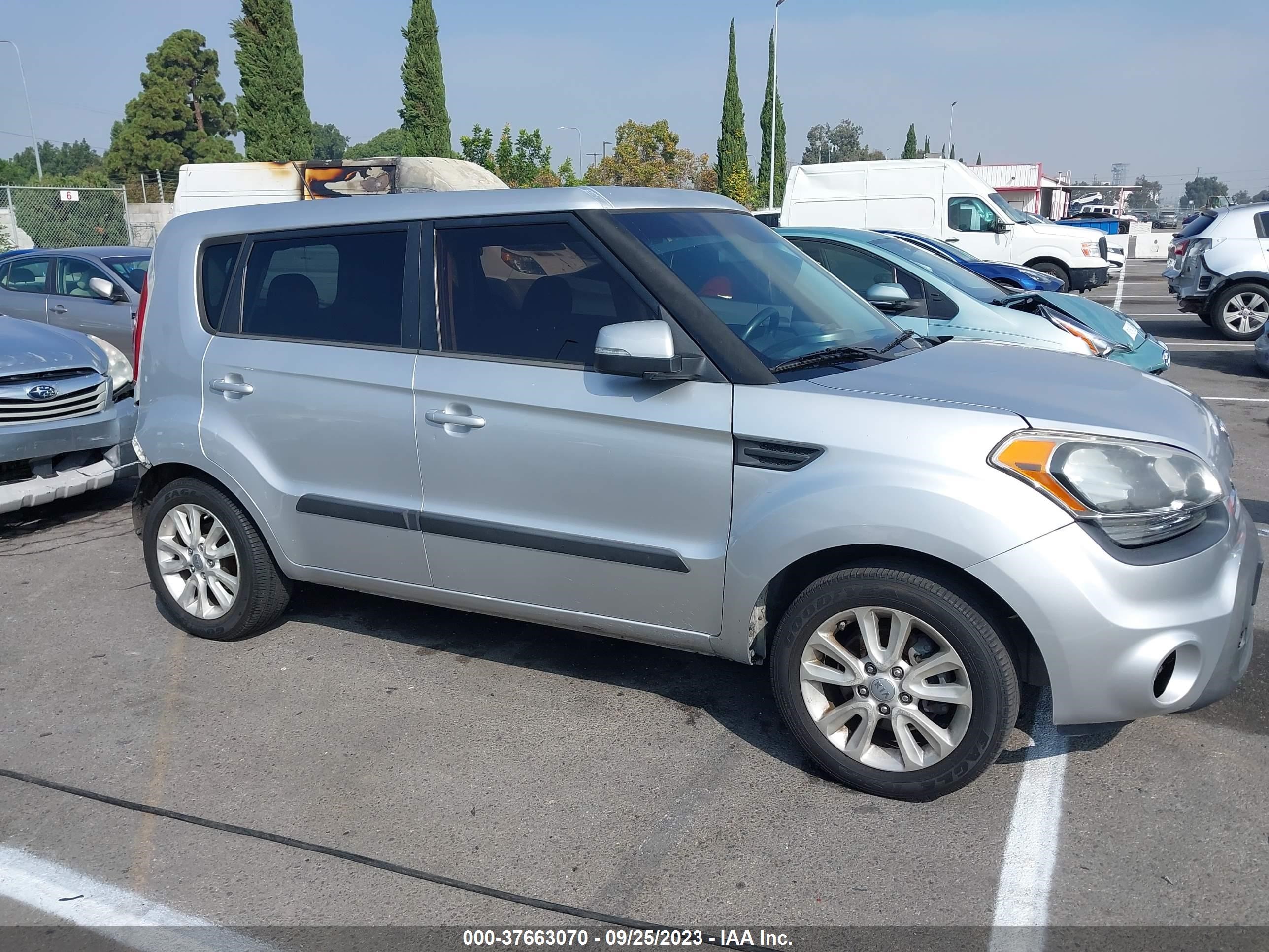 Photo 12 VIN: KNDJT2A6XC7414053 - KIA SOUL 