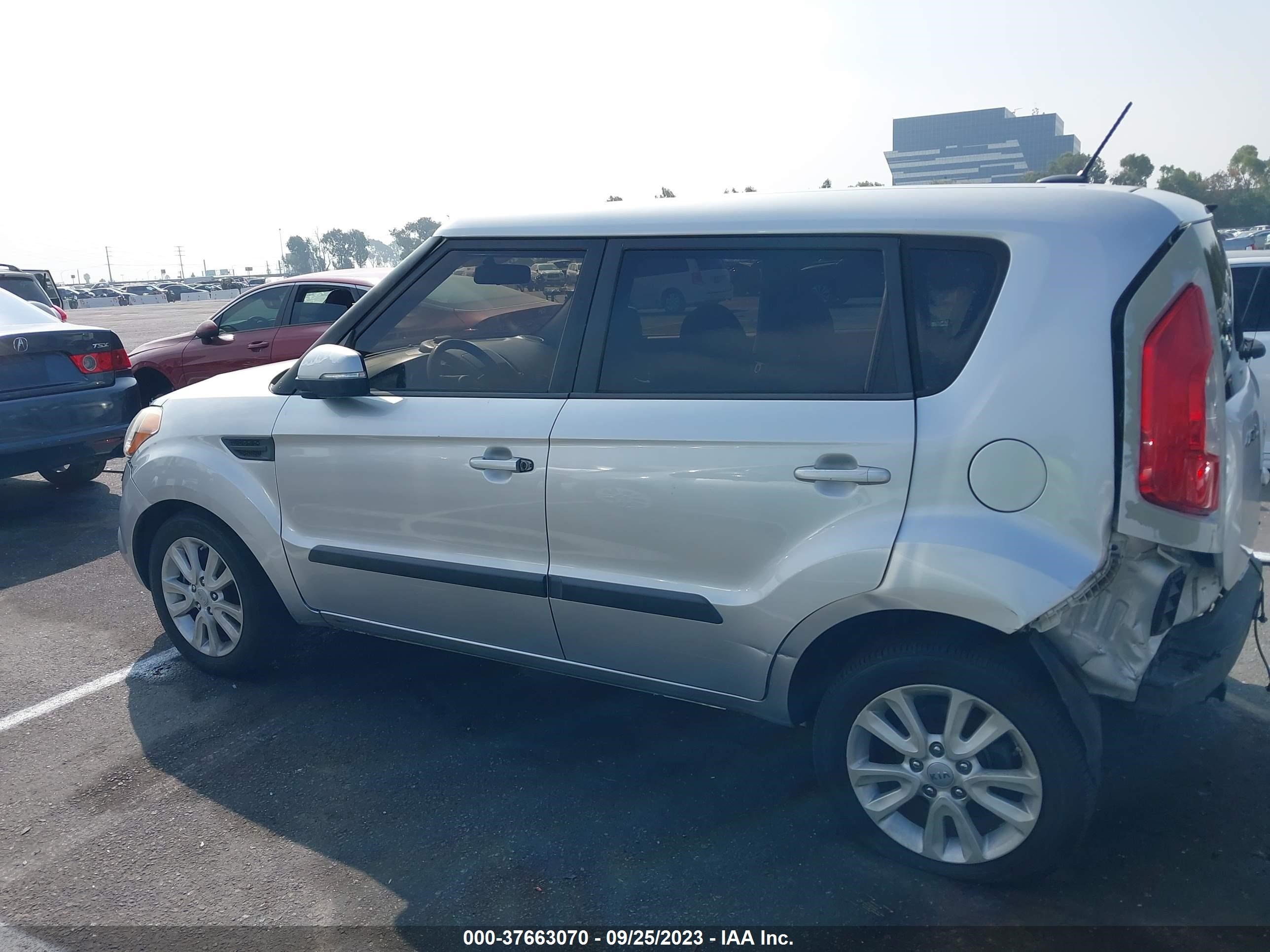 Photo 13 VIN: KNDJT2A6XC7414053 - KIA SOUL 