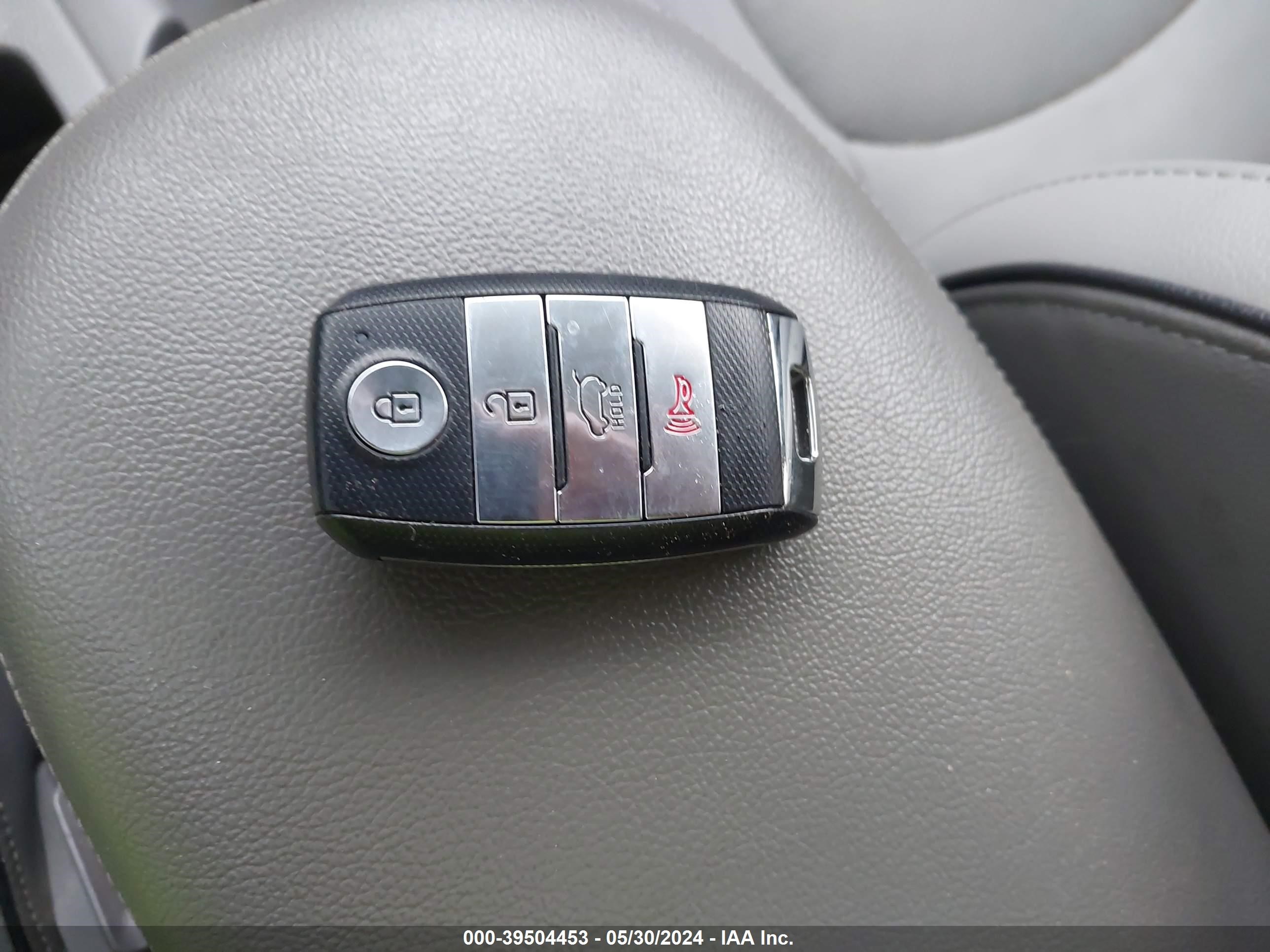 Photo 10 VIN: KNDJX3AE1H7025147 - KIA SOUL EV 