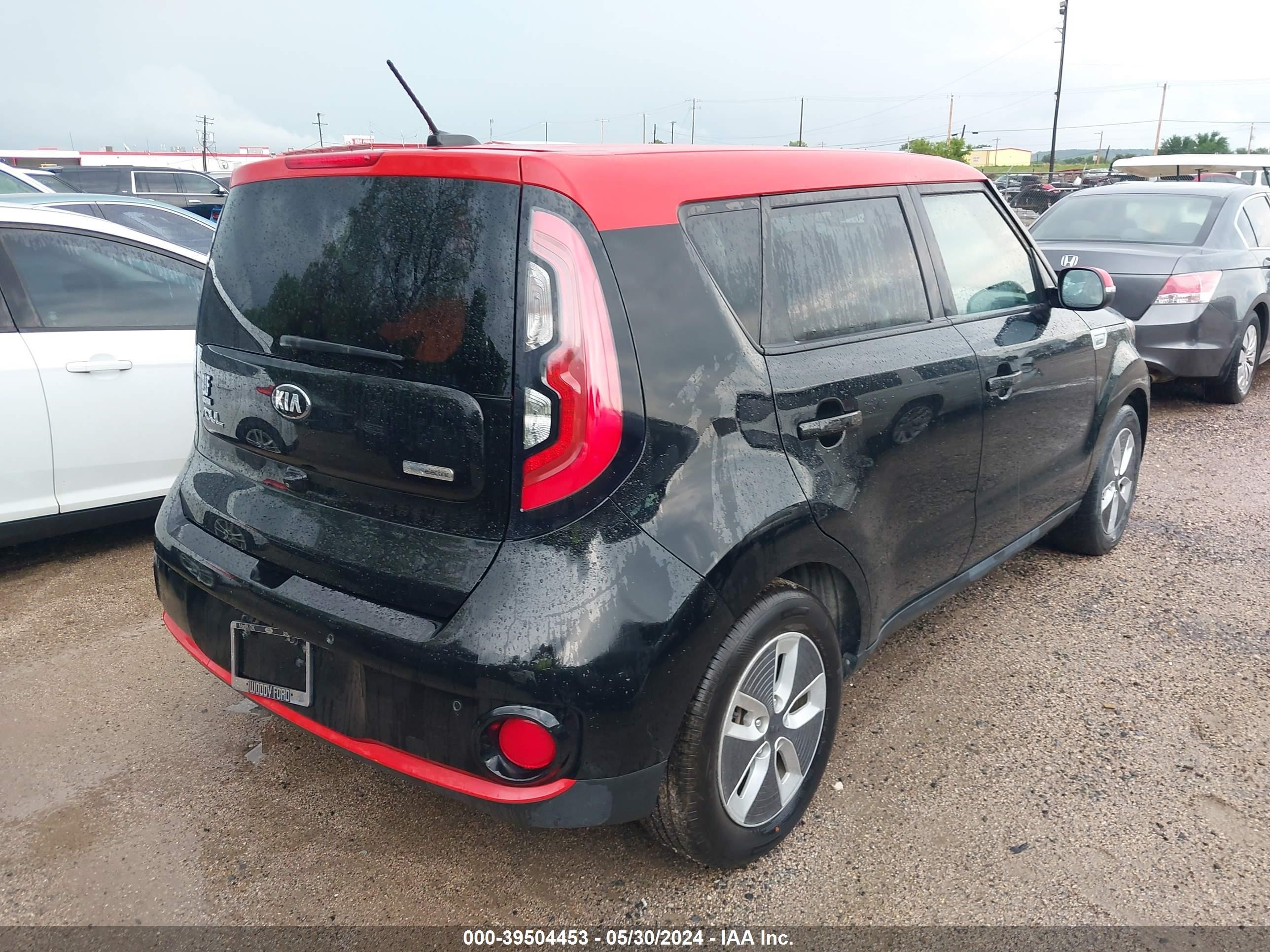 Photo 3 VIN: KNDJX3AE1H7025147 - KIA SOUL EV 