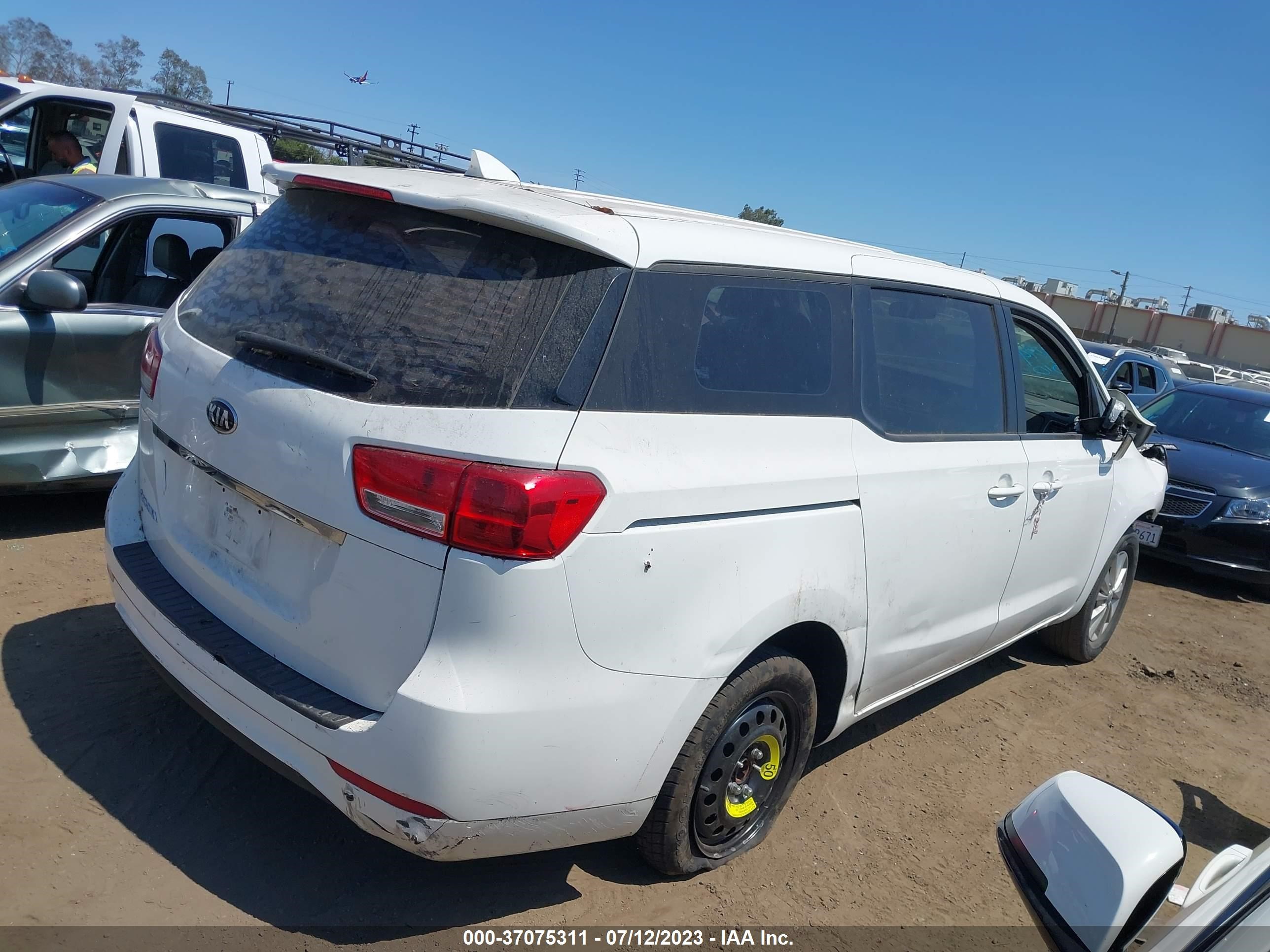 Photo 11 VIN: KNDMA5C12J6393028 - KIA SEDONA 