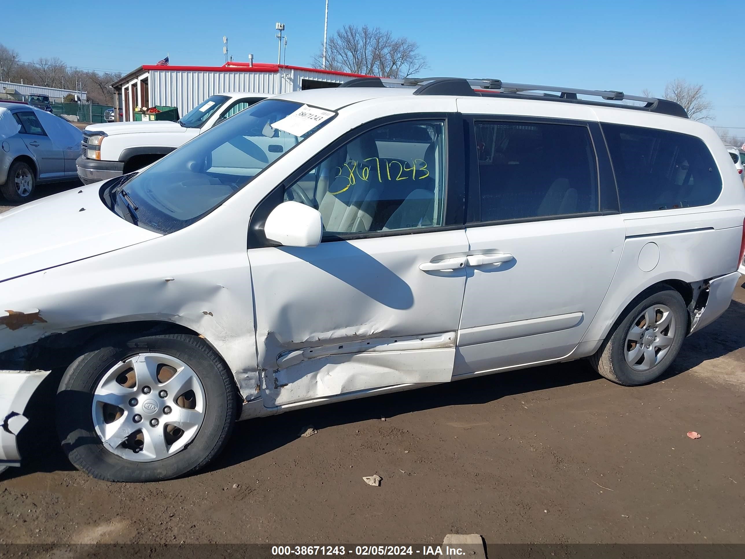 Photo 11 VIN: KNDMB233X86209459 - KIA SEDONA 