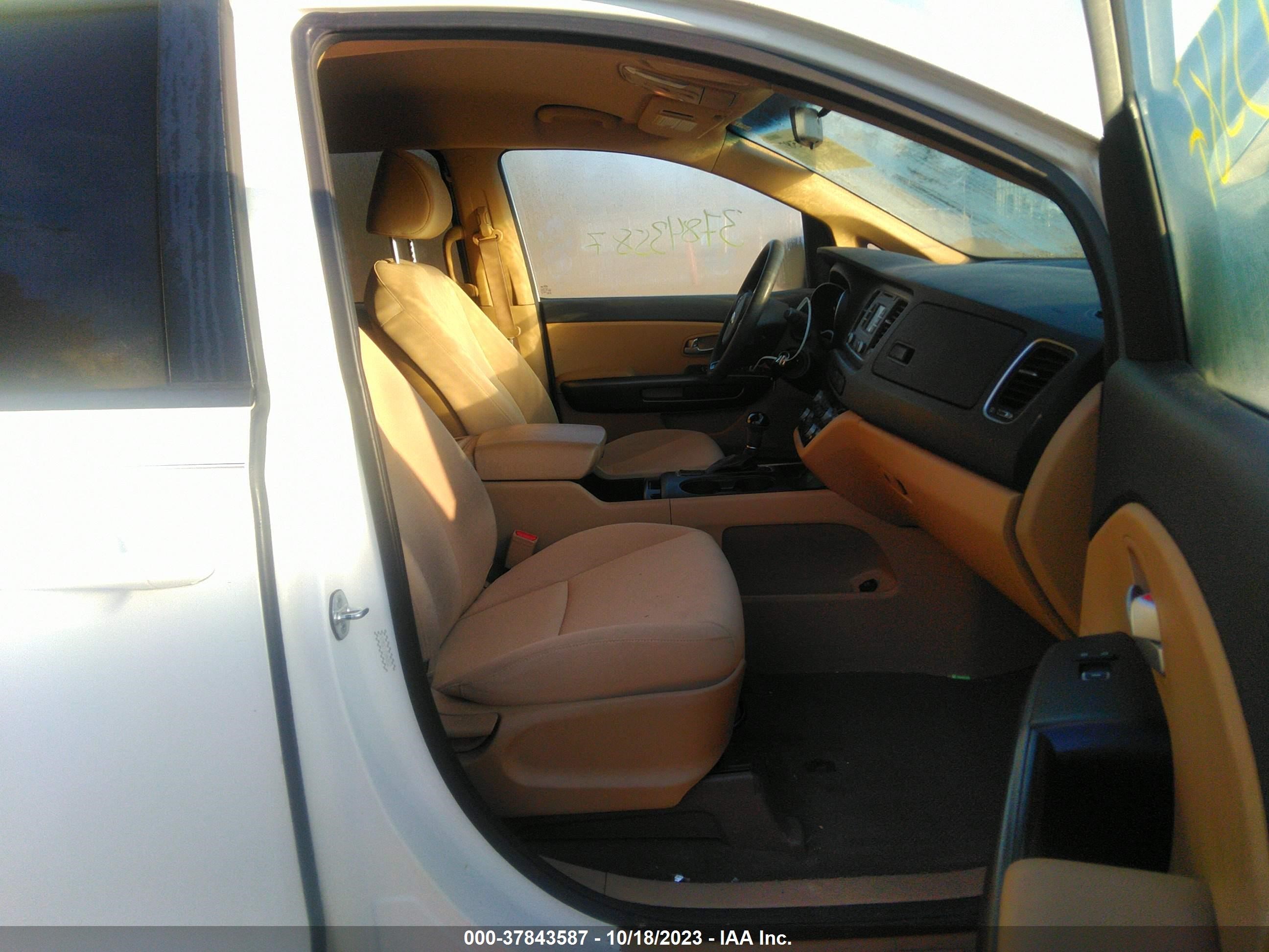 Photo 4 VIN: KNDMB5C15F6045812 - KIA SEDONA 