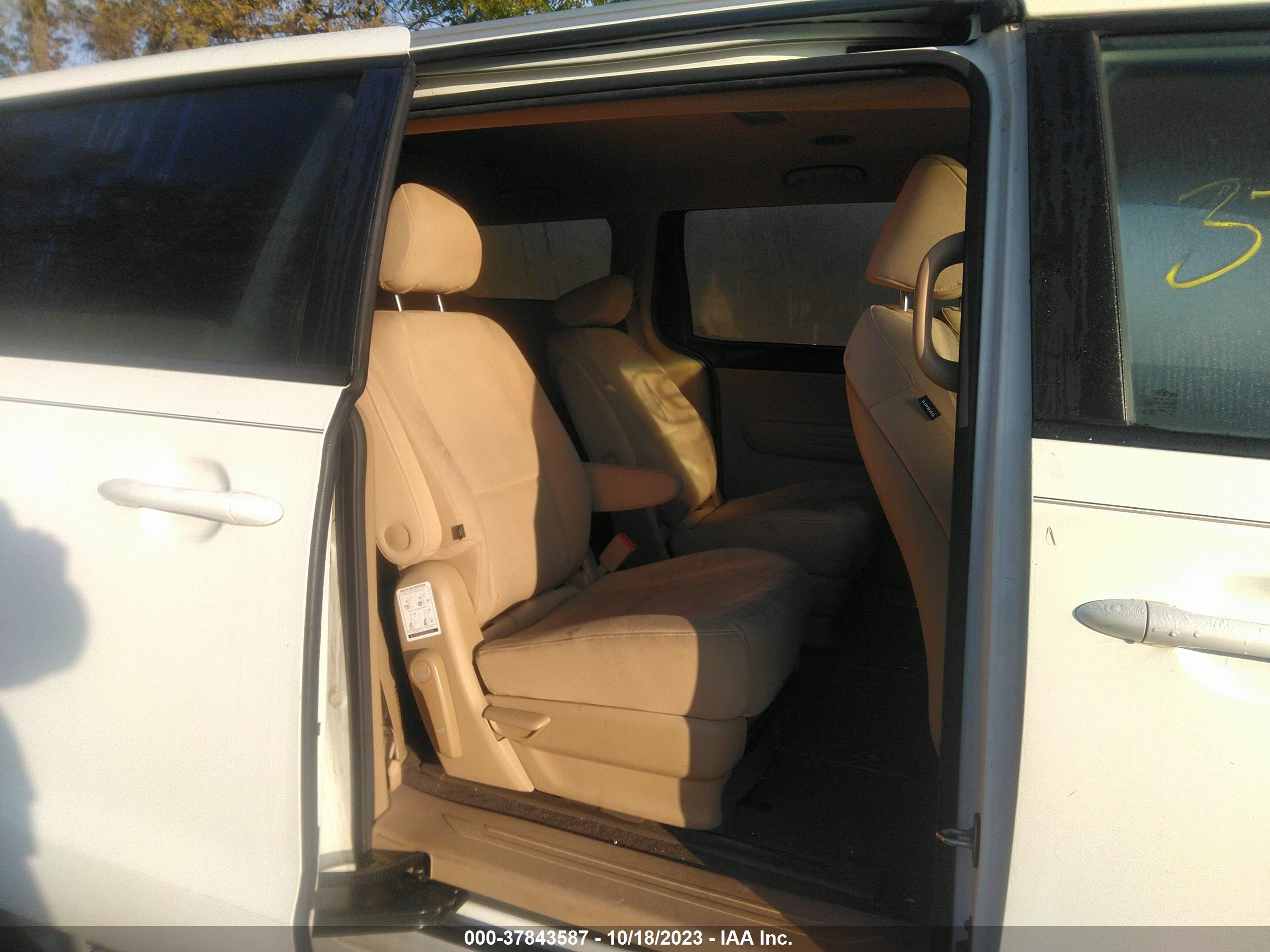 Photo 7 VIN: KNDMB5C15F6045812 - KIA SEDONA 