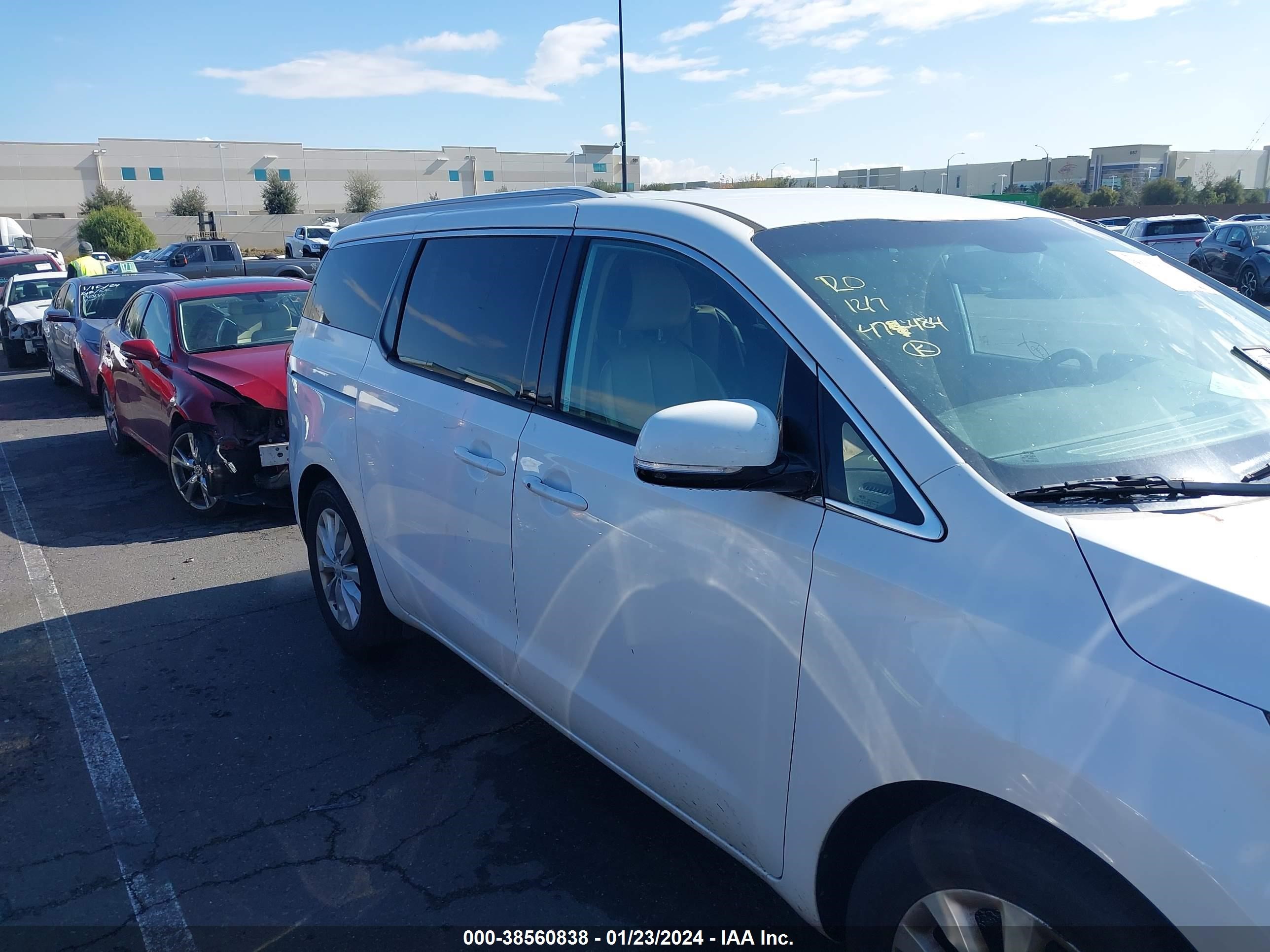 Photo 12 VIN: KNDMC5C12J6373159 - KIA SEDONA 