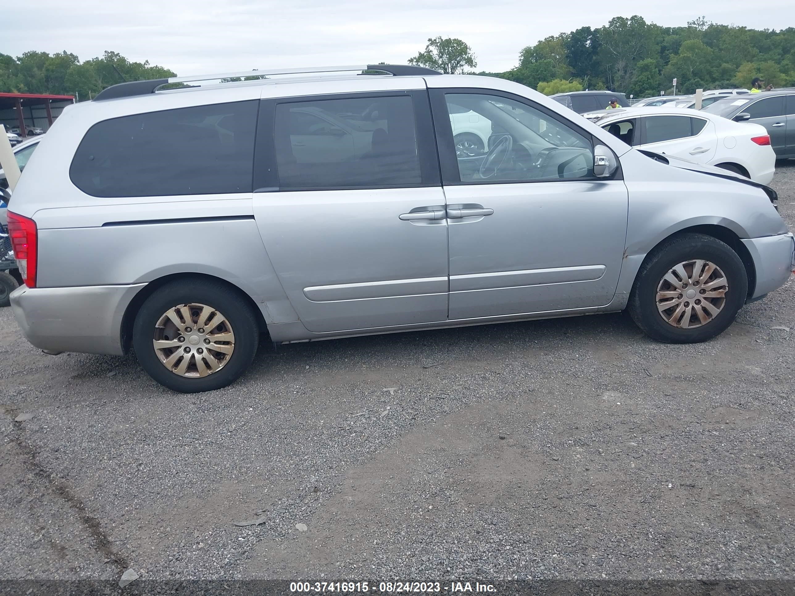 Photo 12 VIN: KNDMG4C70B6408642 - KIA SEDONA 