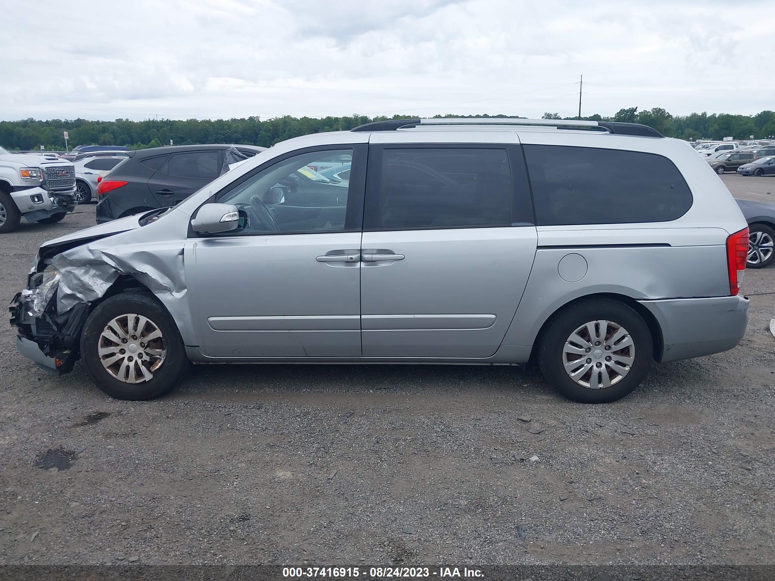 Photo 13 VIN: KNDMG4C70B6408642 - KIA SEDONA 