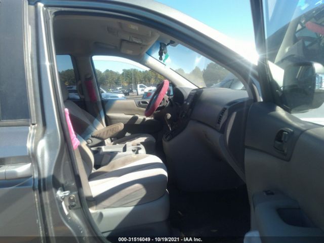 Photo 4 VIN: KNDMG4C77B6372173 - KIA SEDONA 