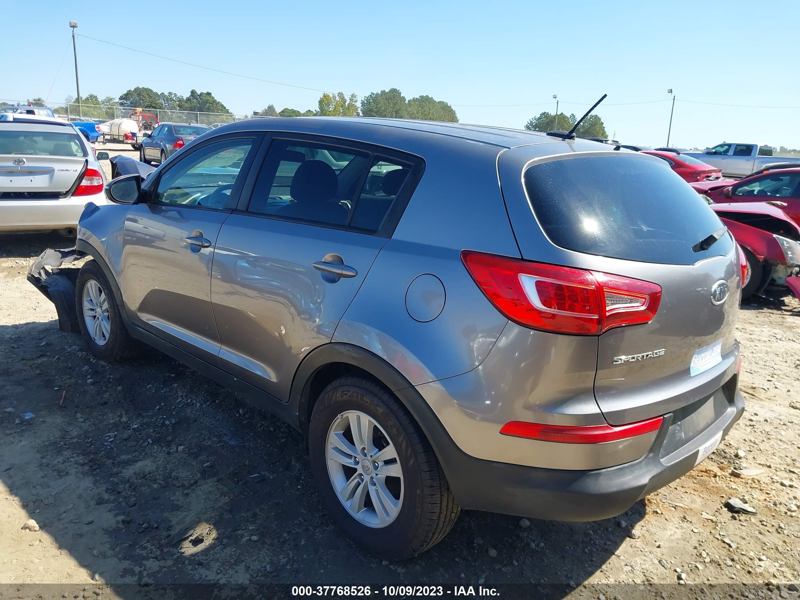 Photo 2 VIN: KNDPB3A25B7044399 - KIA SPORTAGE 