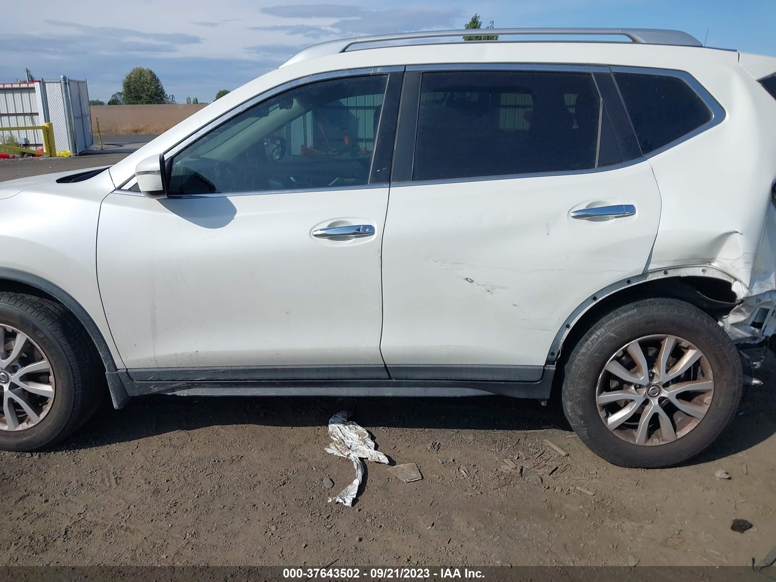 Photo 13 VIN: KNMAT2MT0JP553686 - NISSAN ROGUE 