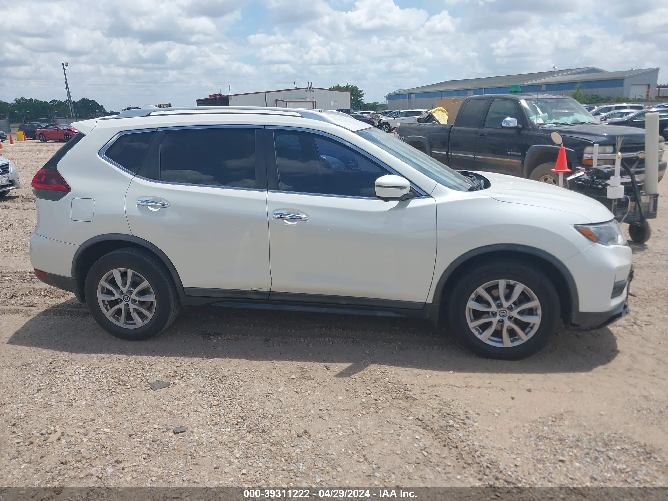 Photo 11 VIN: KNMAT2MT0JP557494 - NISSAN ROGUE 