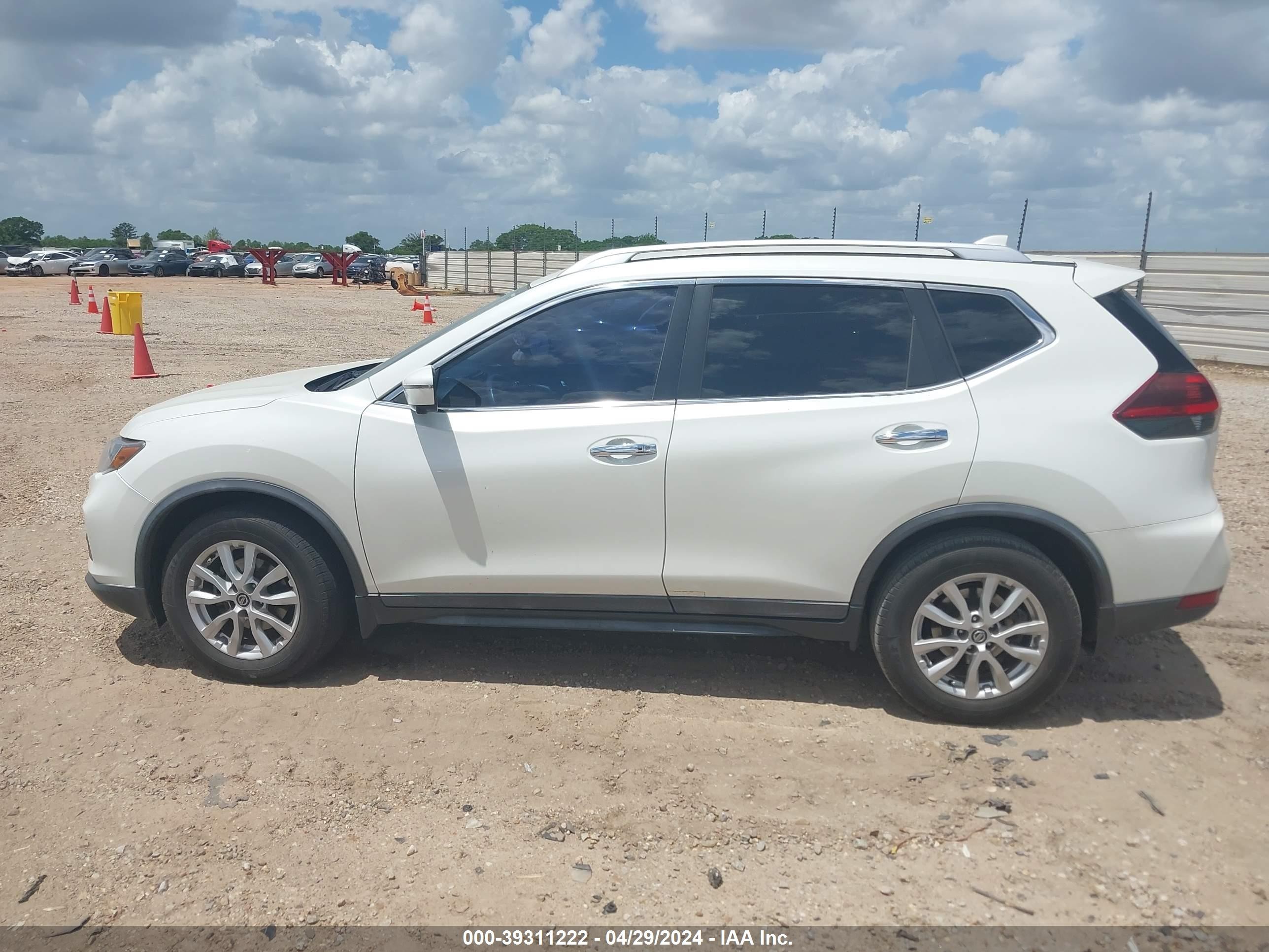 Photo 12 VIN: KNMAT2MT0JP557494 - NISSAN ROGUE 