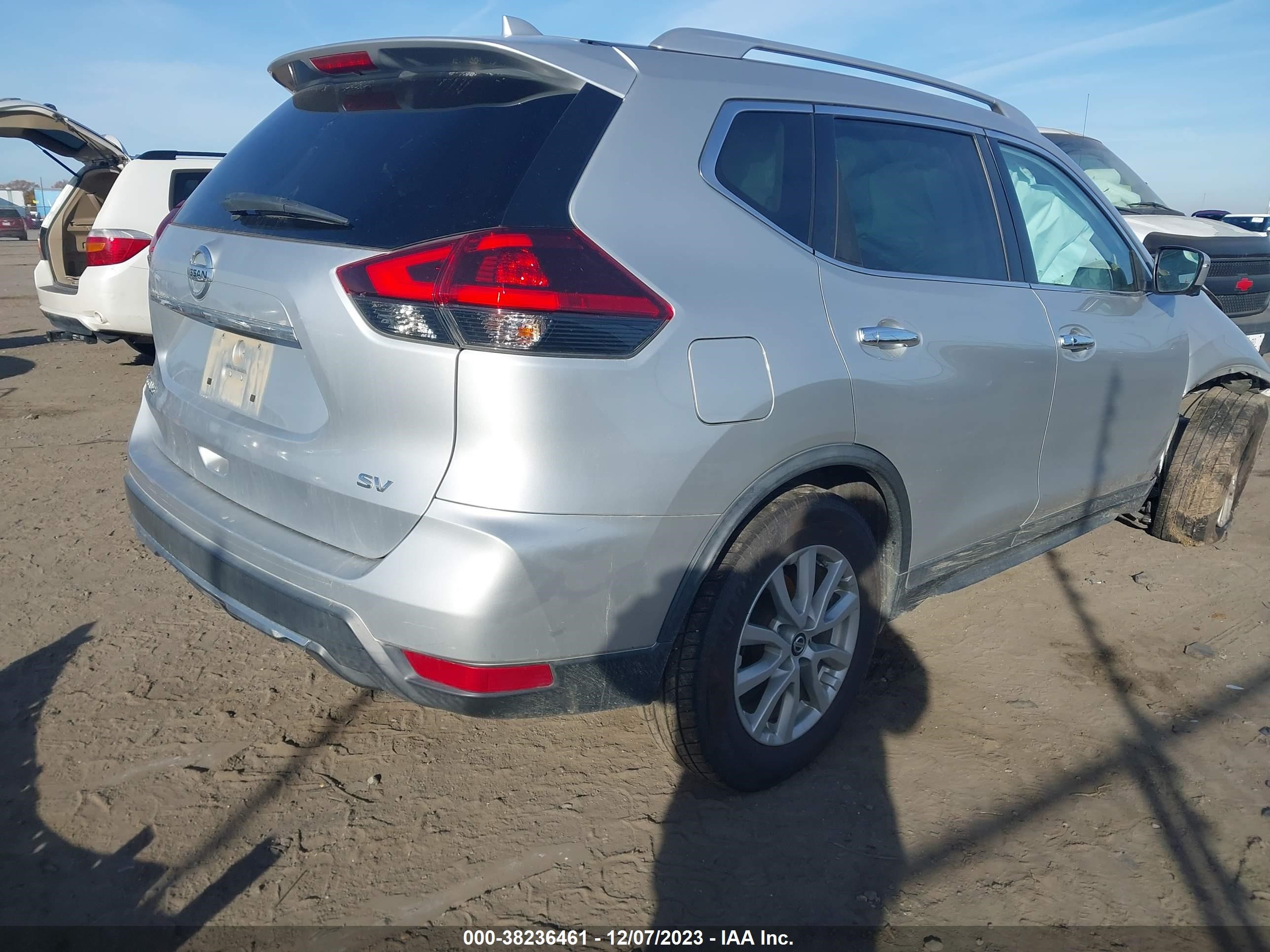 Photo 3 VIN: KNMAT2MT3JP513991 - NISSAN ROGUE 