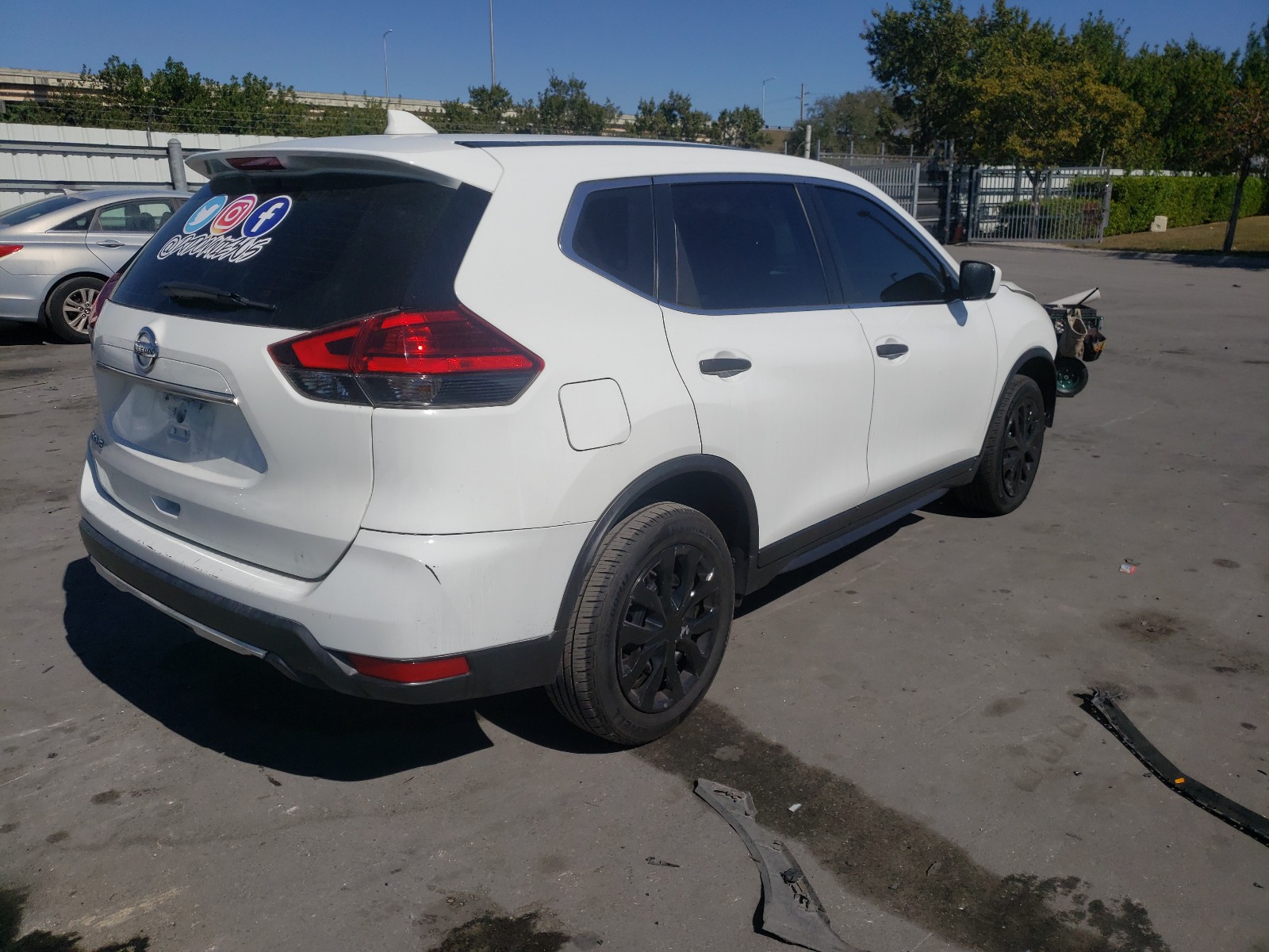 Photo 3 VIN: KNMAT2MTXHP530944 - NISSAN ROGUE 