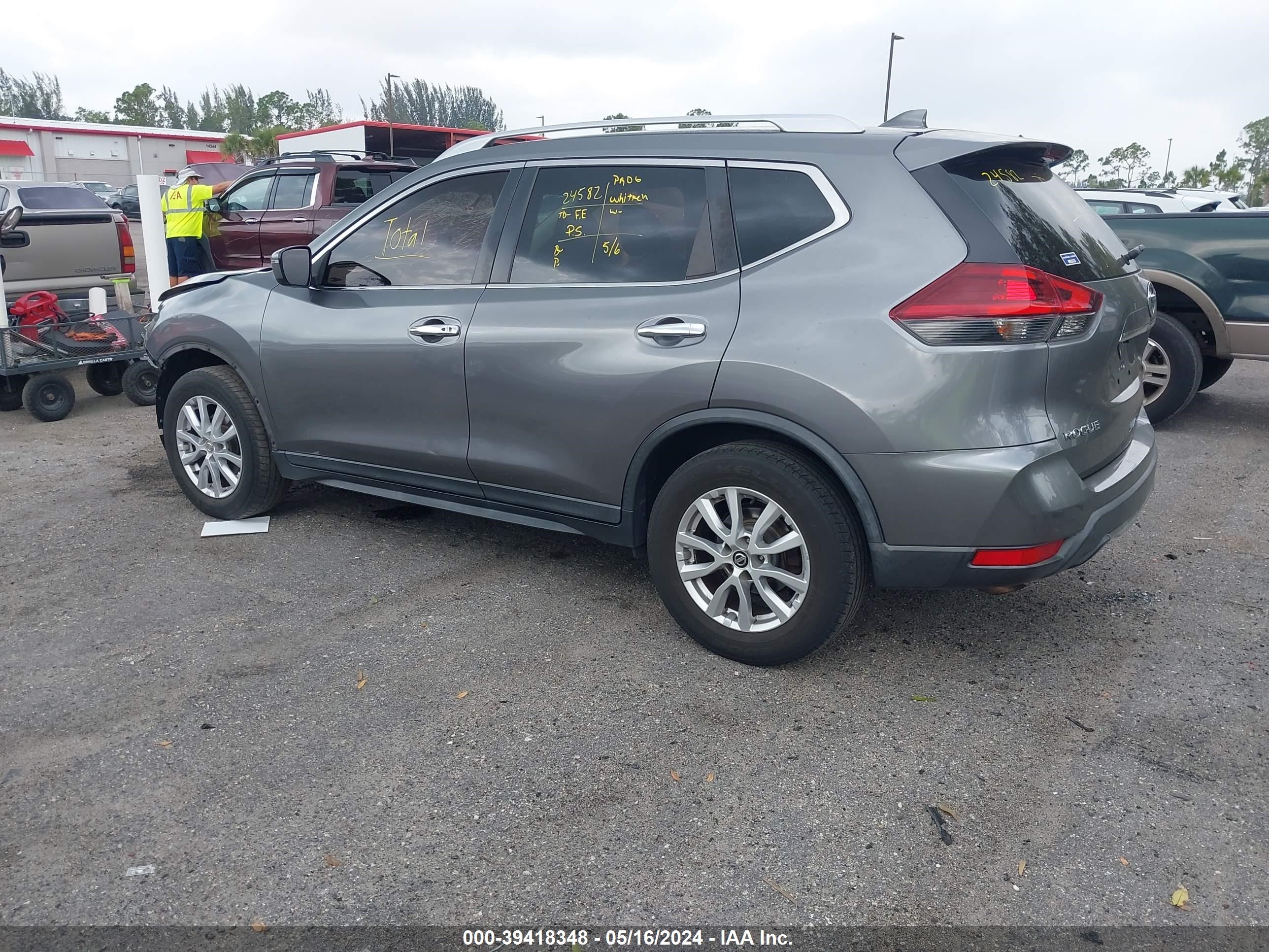 Photo 2 VIN: KNMAT2MTXJP503586 - NISSAN ROGUE 