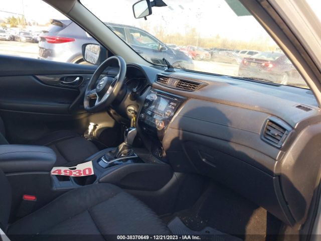 Photo 4 VIN: KNMAT2MV2HP617898 - NISSAN ROGUE 