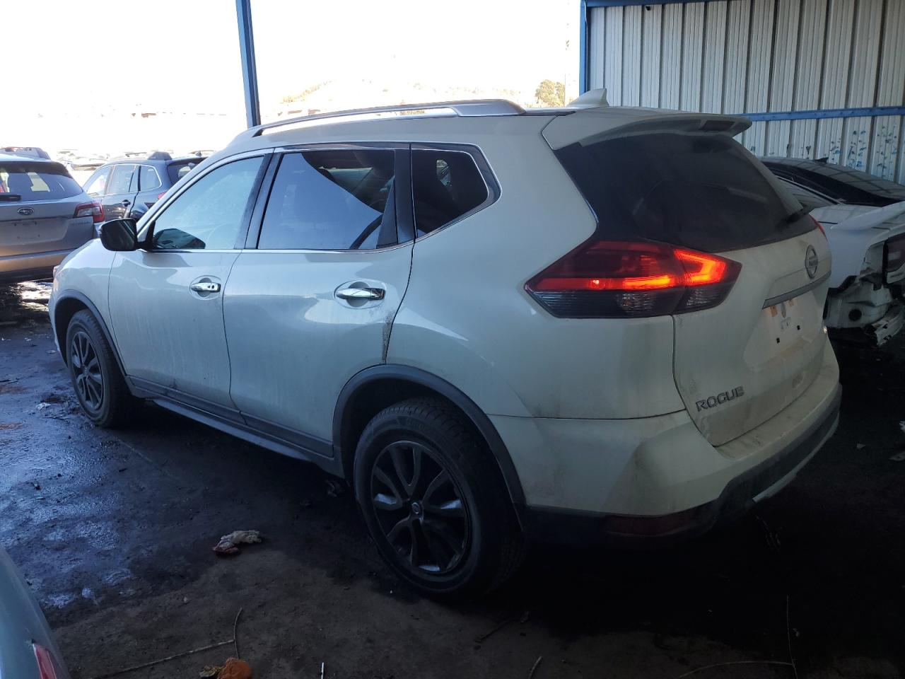 Photo 1 VIN: KNMAT2MVXHP615607 - NISSAN ROGUE 