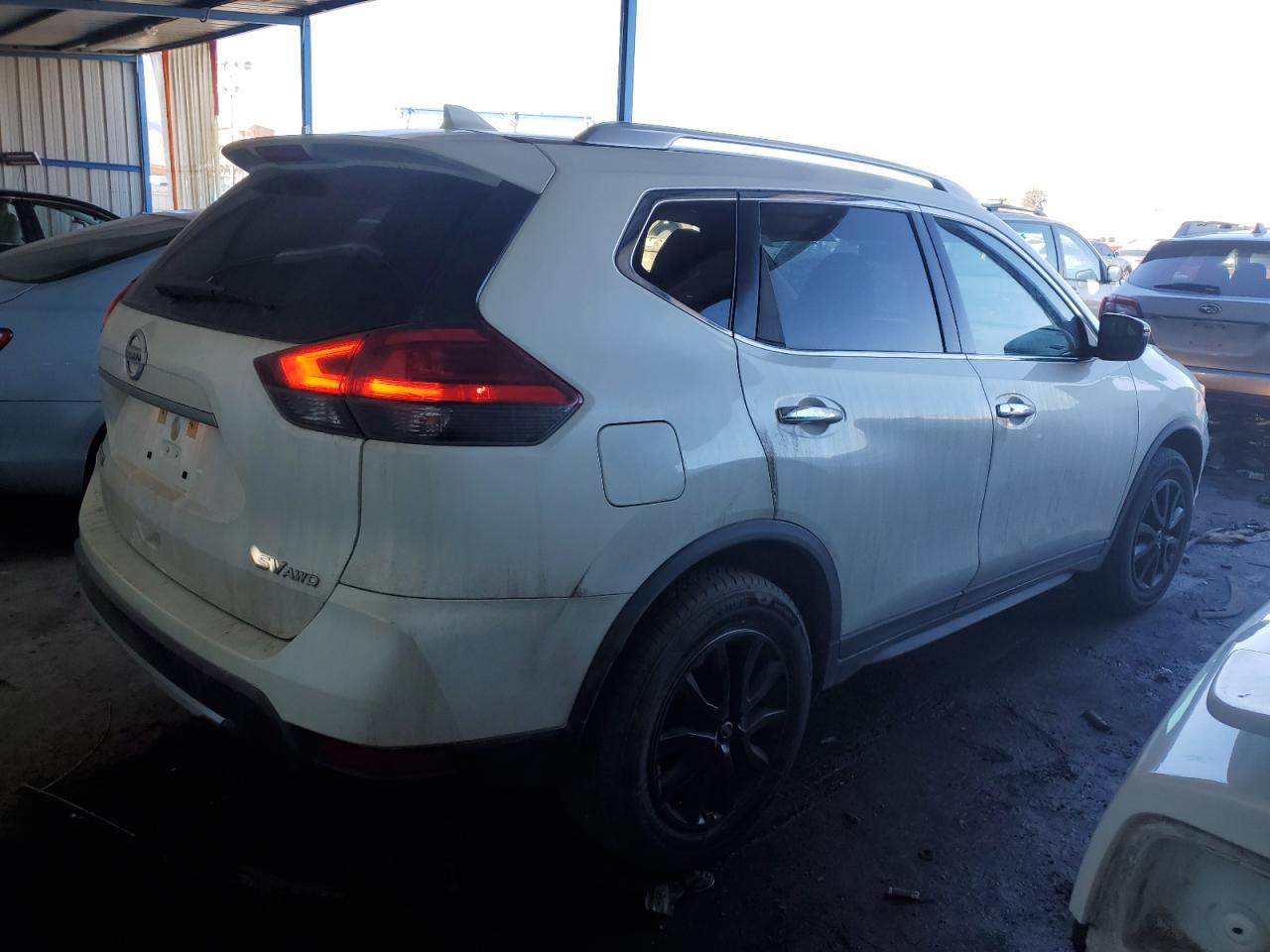 Photo 2 VIN: KNMAT2MVXHP615607 - NISSAN ROGUE 