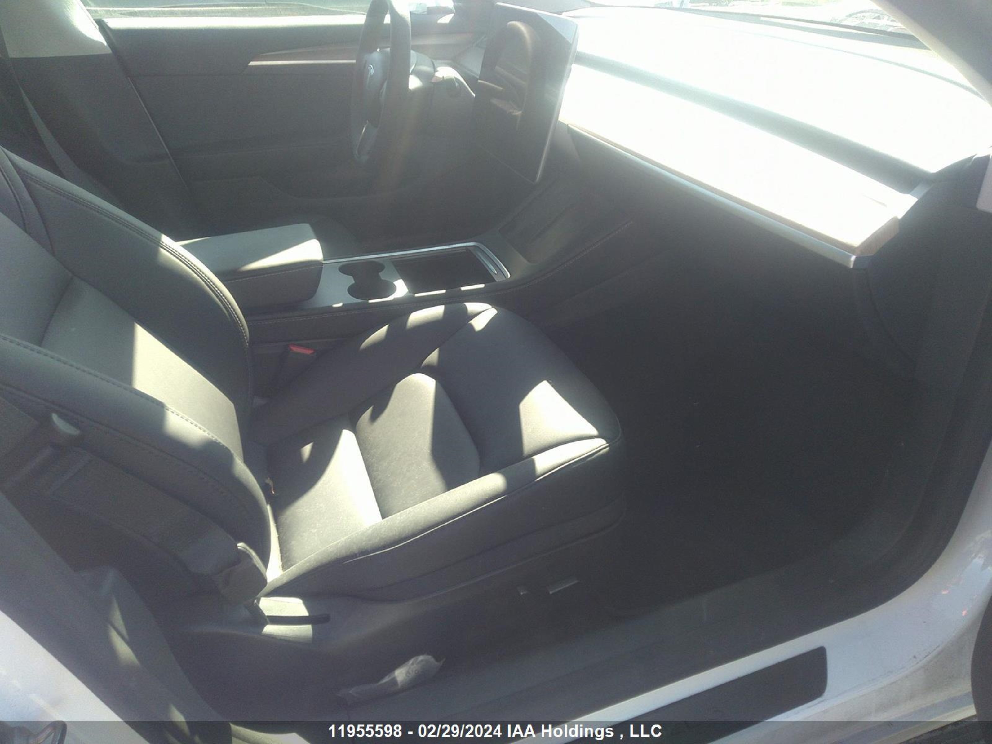 Photo 4 VIN: LRW3E1FA5PC872314 - TESLA MODEL 3 