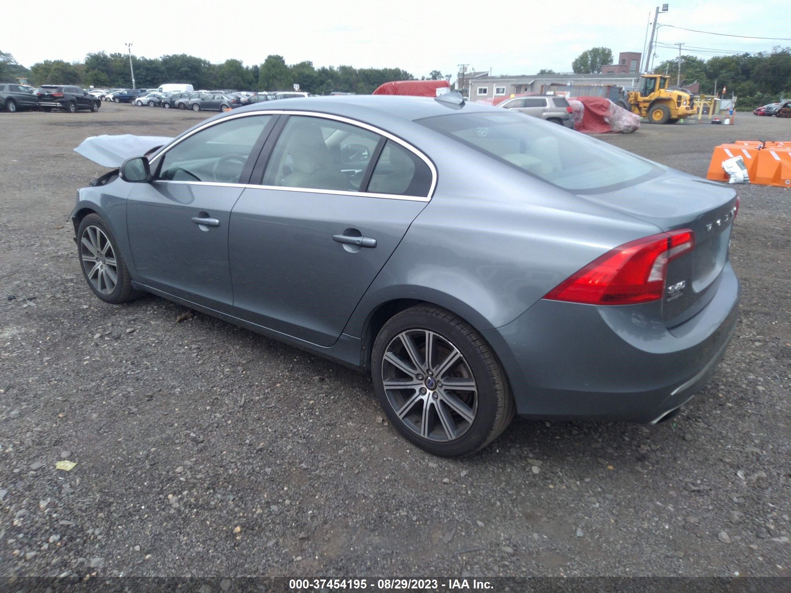 Photo 2 VIN: LYV402TK3HB155117 - VOLVO S60 