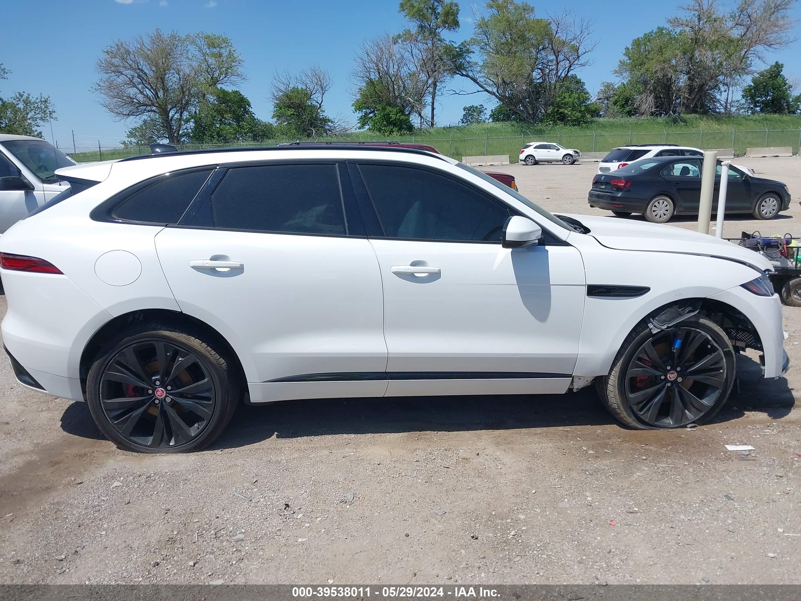 Photo 12 VIN: SADCT2FU3PA714594 - JAGUAR F-PACE 