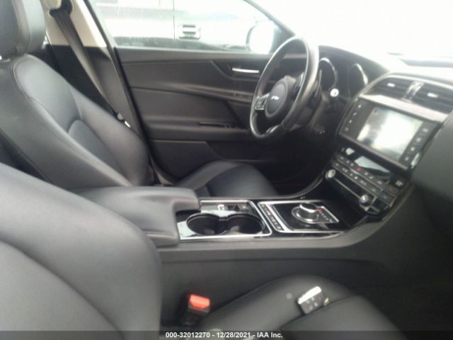 Photo 4 VIN: SAJAD4BG8HA955744 - JAGUAR XE 