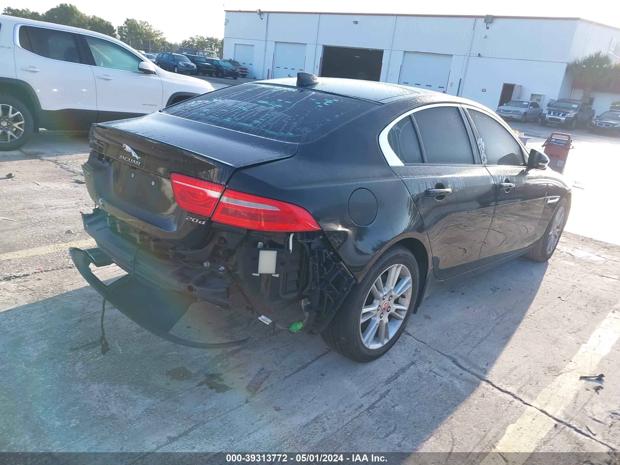 Photo 3 VIN: SAJAD4BN3HCP12152 - JAGUAR XE 