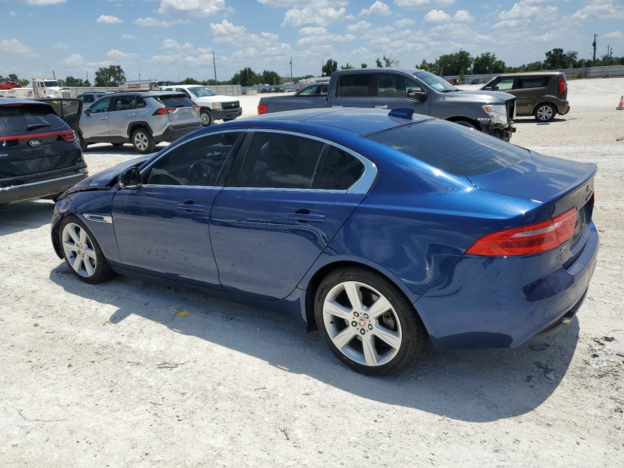 Photo 1 VIN: SAJAE4BG4HA947170 - JAGUAR XE 