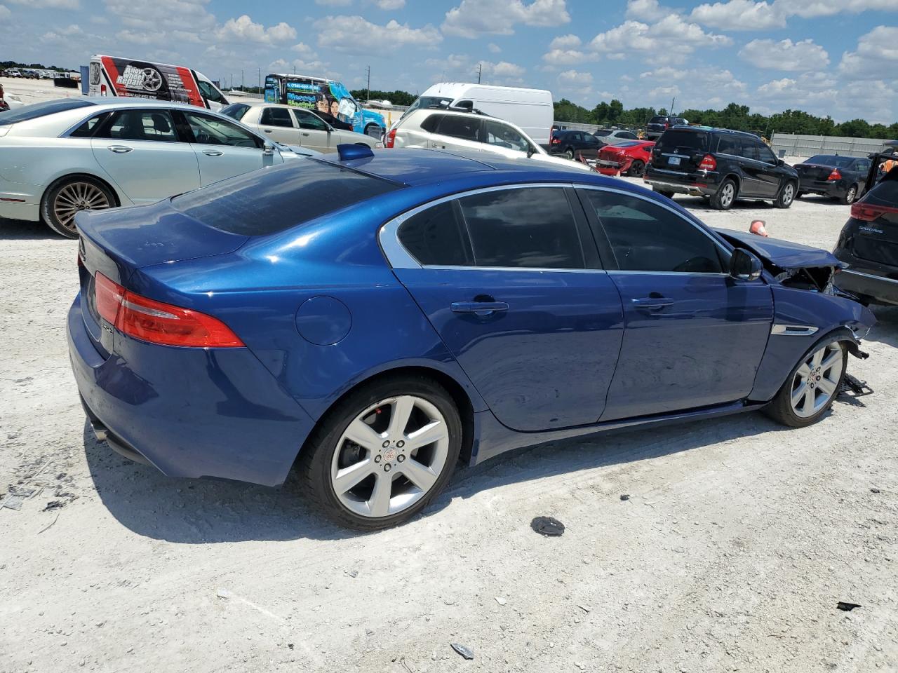 Photo 2 VIN: SAJAE4BG4HA947170 - JAGUAR XE 