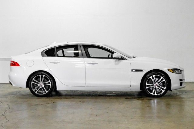 Photo 3 VIN: SAJAJ4BV6HA950937 - JAGUAR XE 